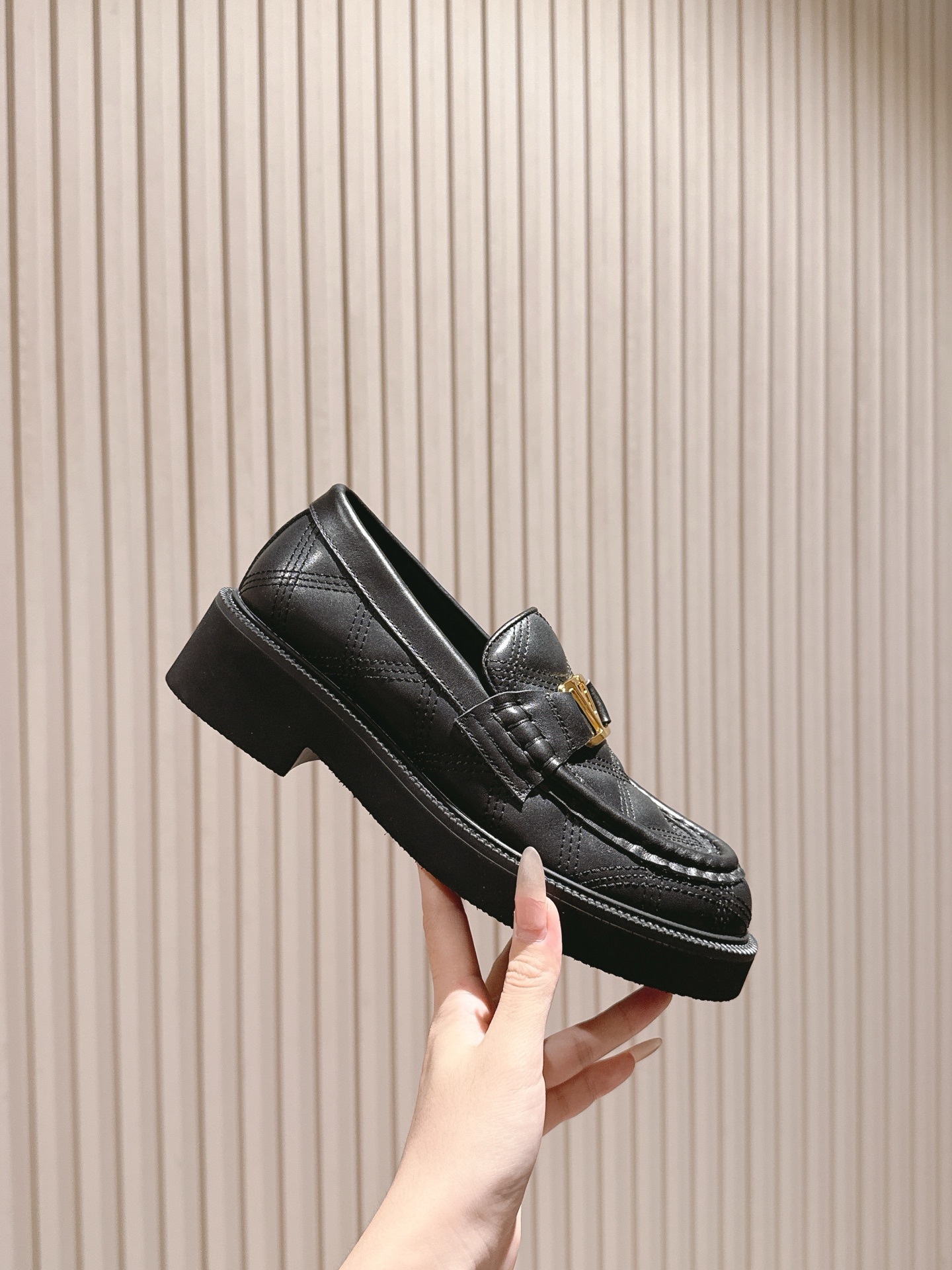 “Valentino 2025 Autumn Winter Collection: Luxury Shoes with Custom Silk and Imported Leather” - 图片 6
