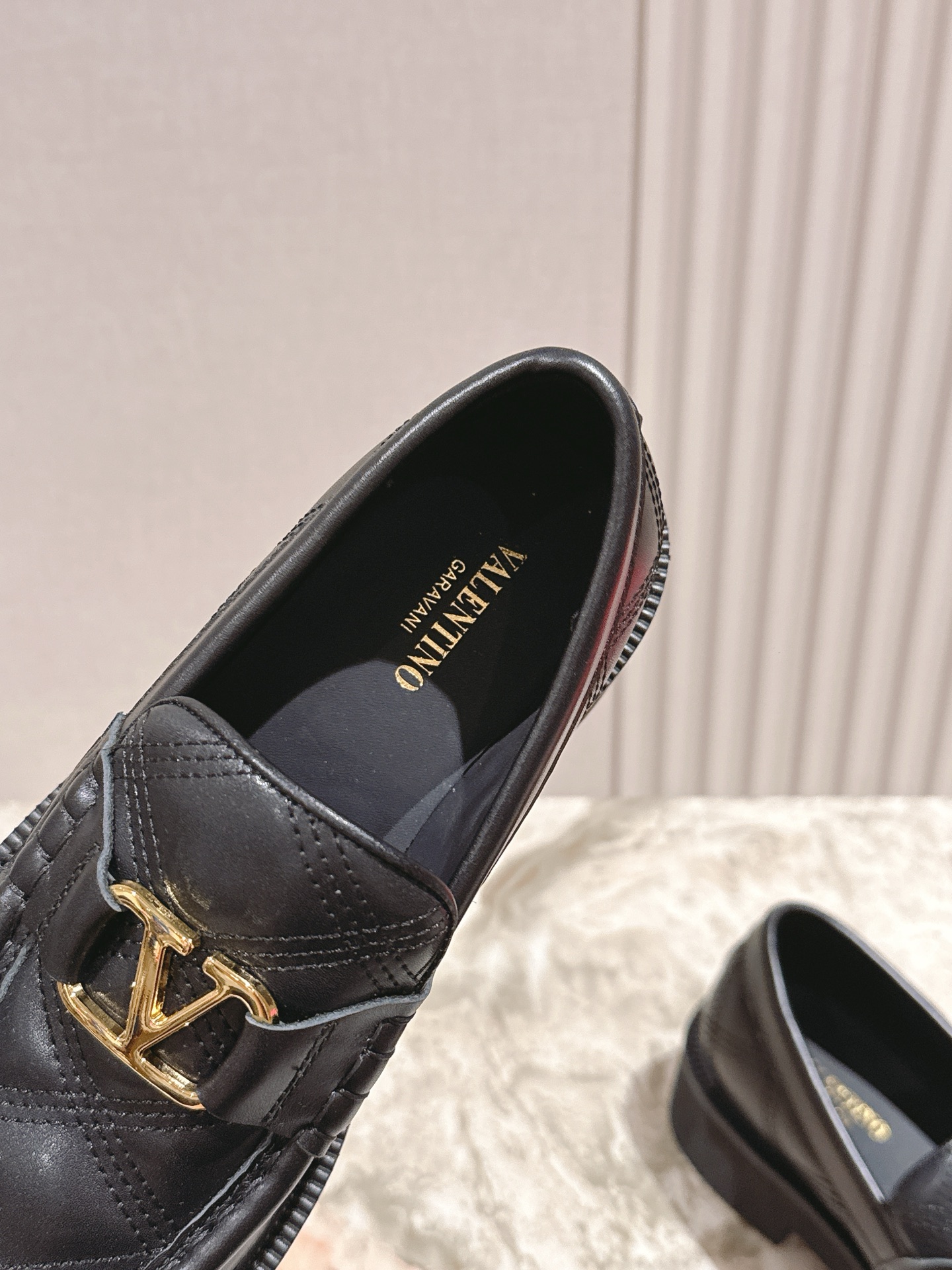 “Valentino 2025 Autumn Winter Collection: Luxury Shoes with Custom Silk and Imported Leather” - 图片 3