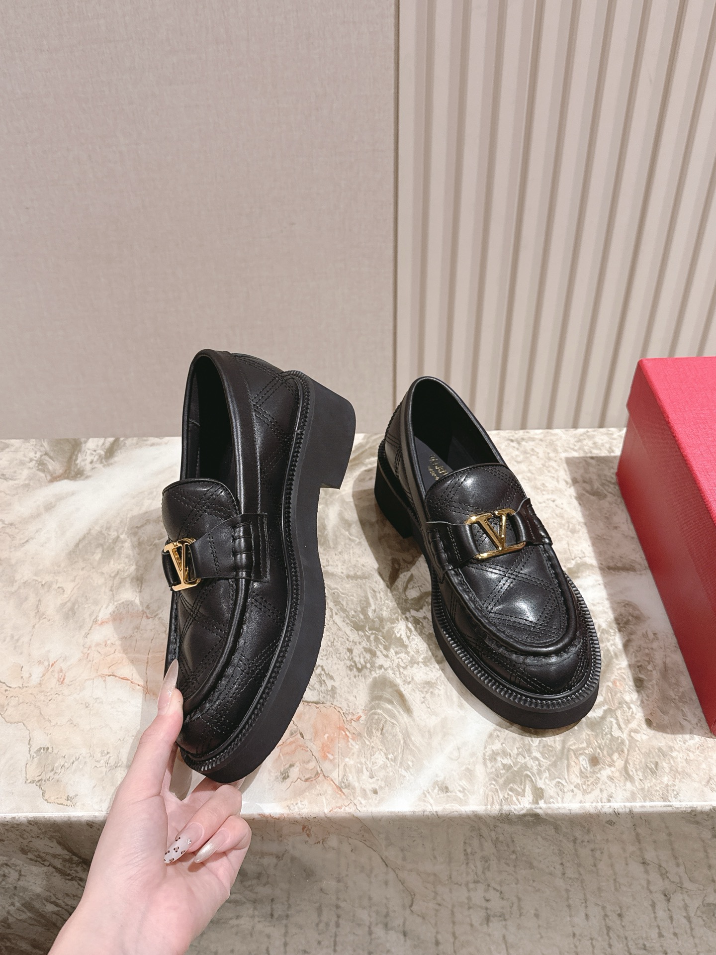 “Valentino 2025 Autumn Winter Collection: Luxury Shoes with Custom Silk and Imported Leather” - 图片 2