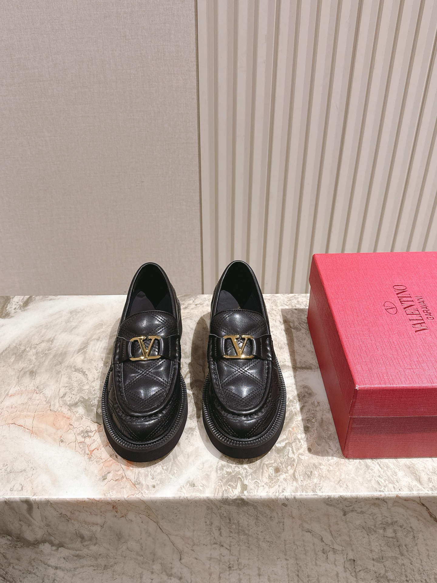“Valentino 2025 Autumn Winter Collection: Luxury Shoes with Custom Silk and Imported Leather” - 图片 9