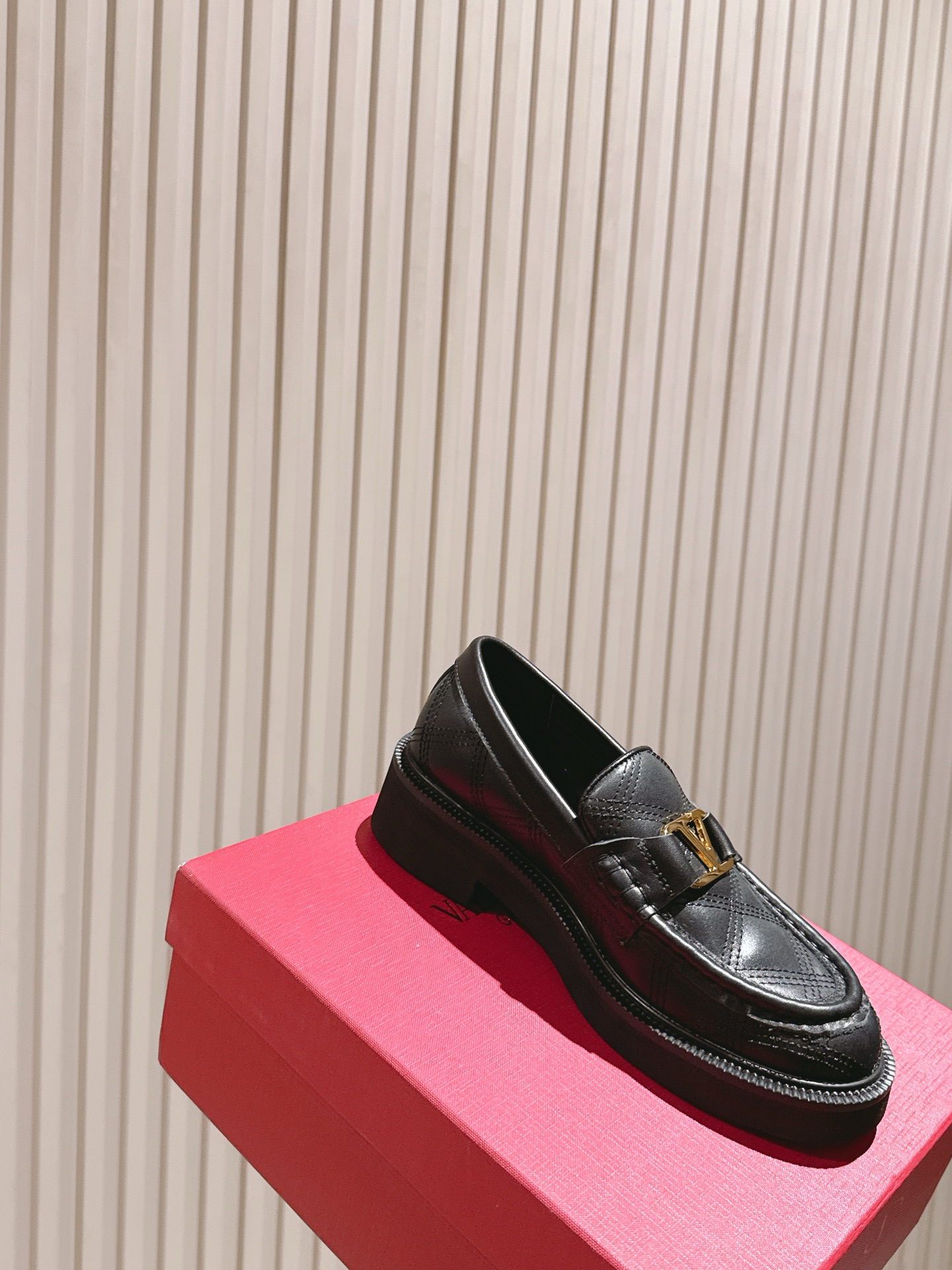 “Valentino 2025 Autumn Winter Collection: Luxury Shoes with Custom Silk and Imported Leather” - 图片 8