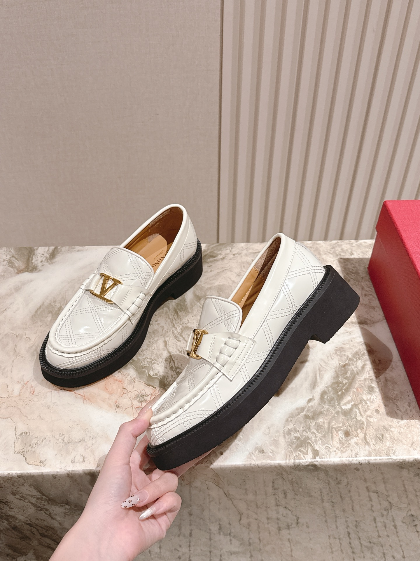 Valentino’s 2025 Autumn/Winter collection features unique money-inspired designs, including custom silk and imported leather shoes. Sizes 35-39. - 图片 1