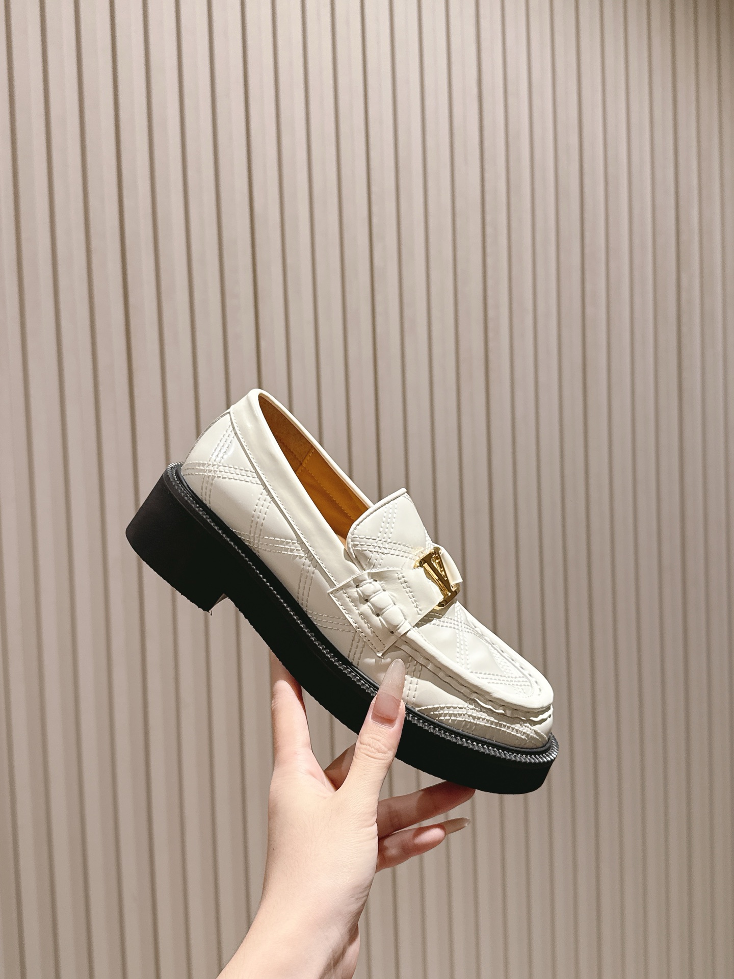 Valentino’s 2025 Autumn/Winter collection features unique money-inspired designs, including custom silk and imported leather shoes. Sizes 35-39. - 图片 6