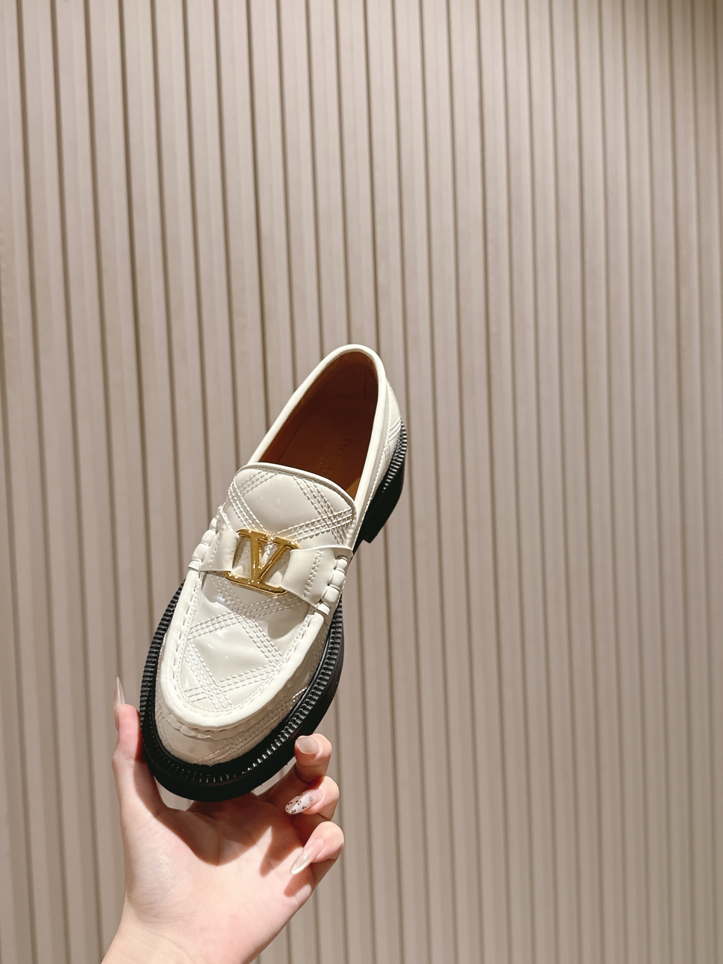 Valentino’s 2025 Autumn/Winter collection features unique money-inspired designs, including custom silk and imported leather shoes. Sizes 35-39. - 图片 7