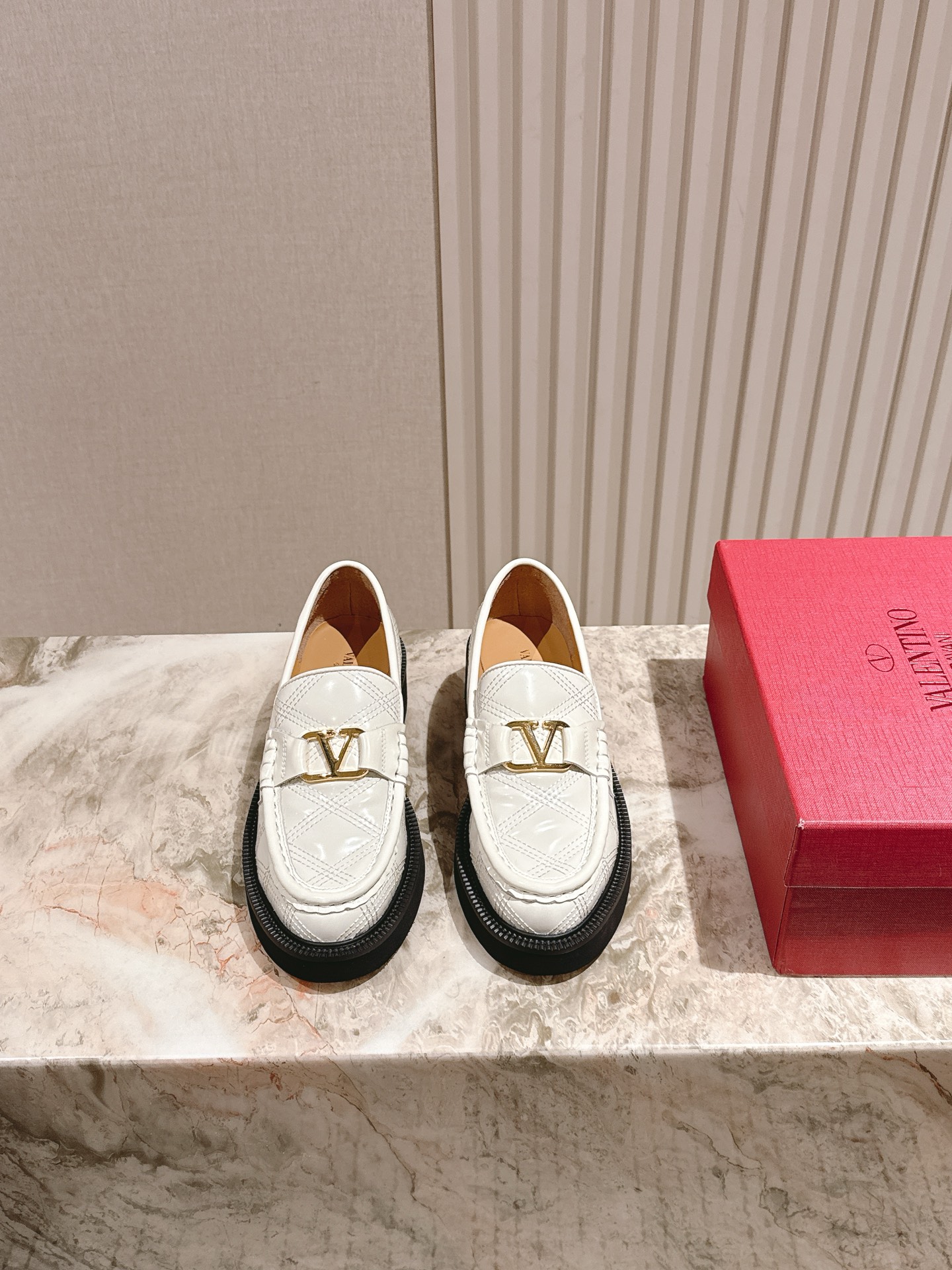 Valentino’s 2025 Autumn/Winter collection features unique money-inspired designs, including custom silk and imported leather shoes. Sizes 35-39. - 图片 9
