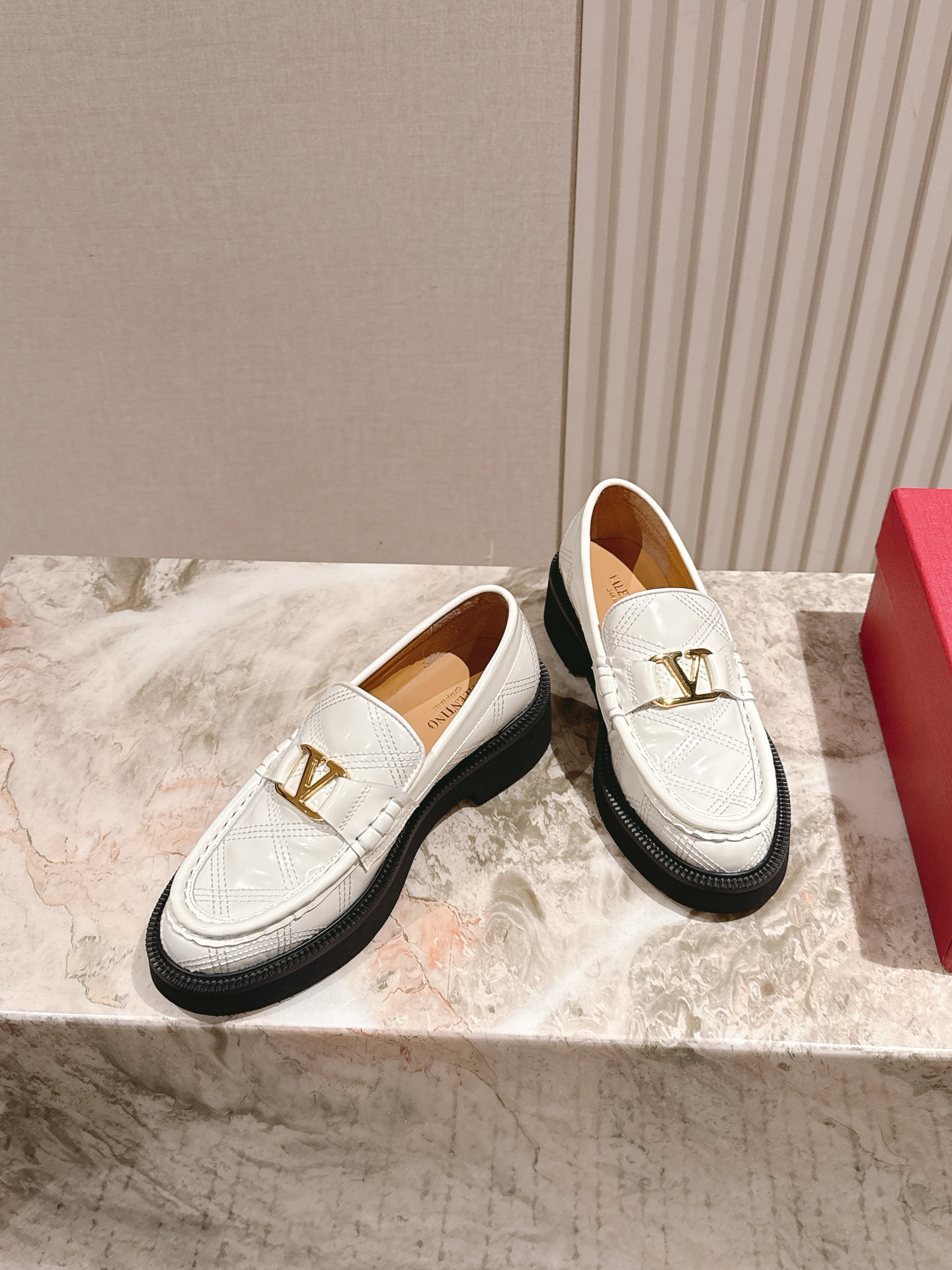 Valentino’s 2025 Autumn/Winter collection features unique money-inspired designs, including custom silk and imported leather shoes. Sizes 35-39. - 图片 2