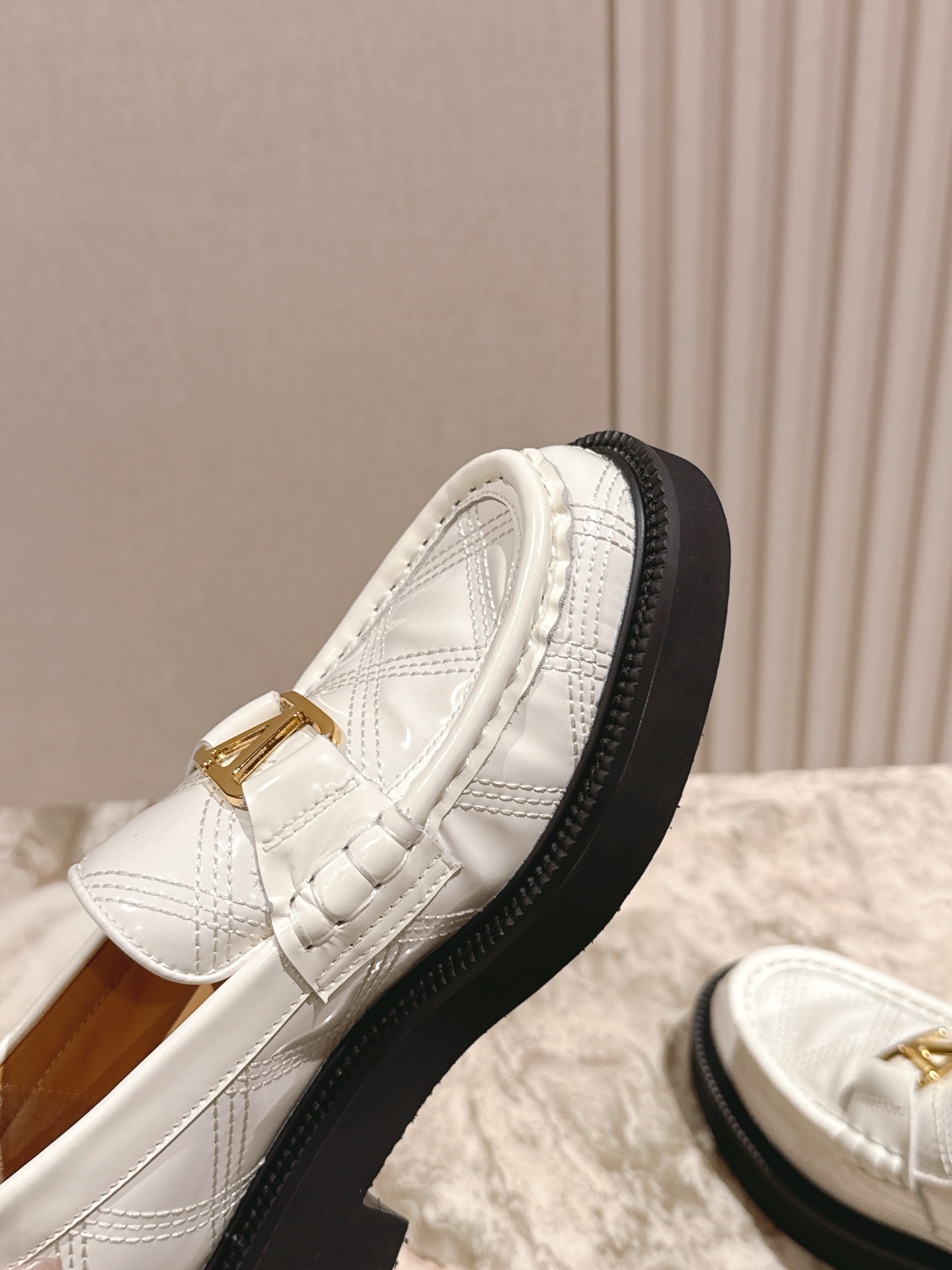 Valentino’s 2025 Autumn/Winter collection features unique money-inspired designs, including custom silk and imported leather shoes. Sizes 35-39. - 图片 3
