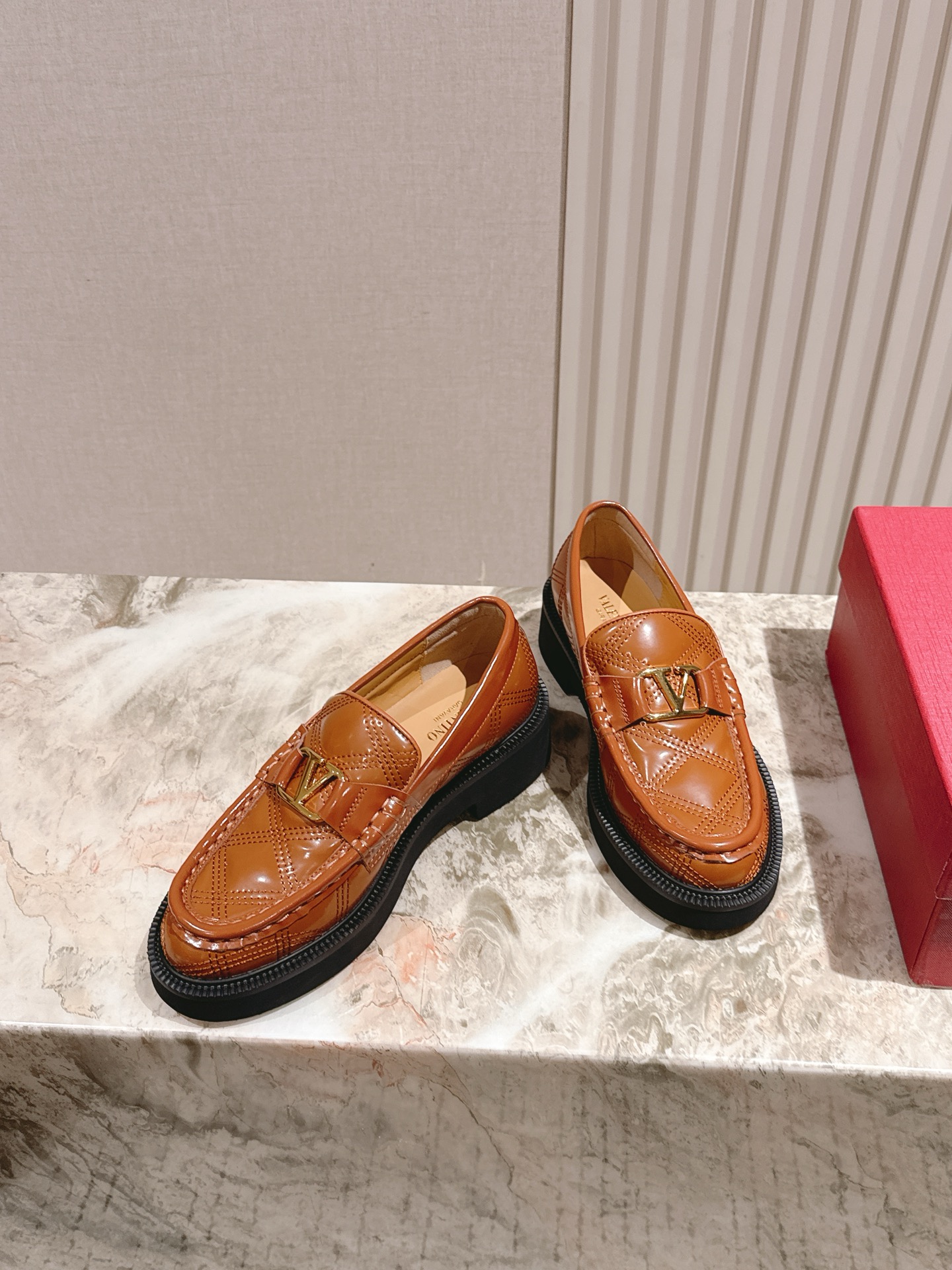 “Valentino 2025 Autumn Winter Collection: High-end Fashion with Custom Silk and Imported Leather” - 图片 2
