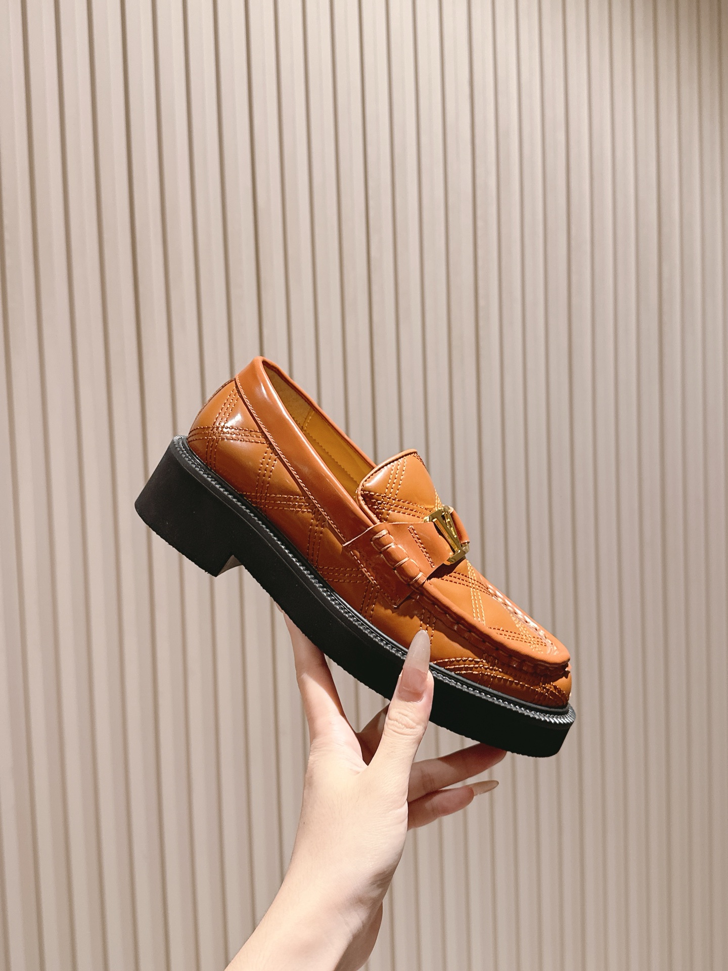 “Valentino 2025 Autumn Winter Collection: High-end Fashion with Custom Silk and Imported Leather” - 图片 6