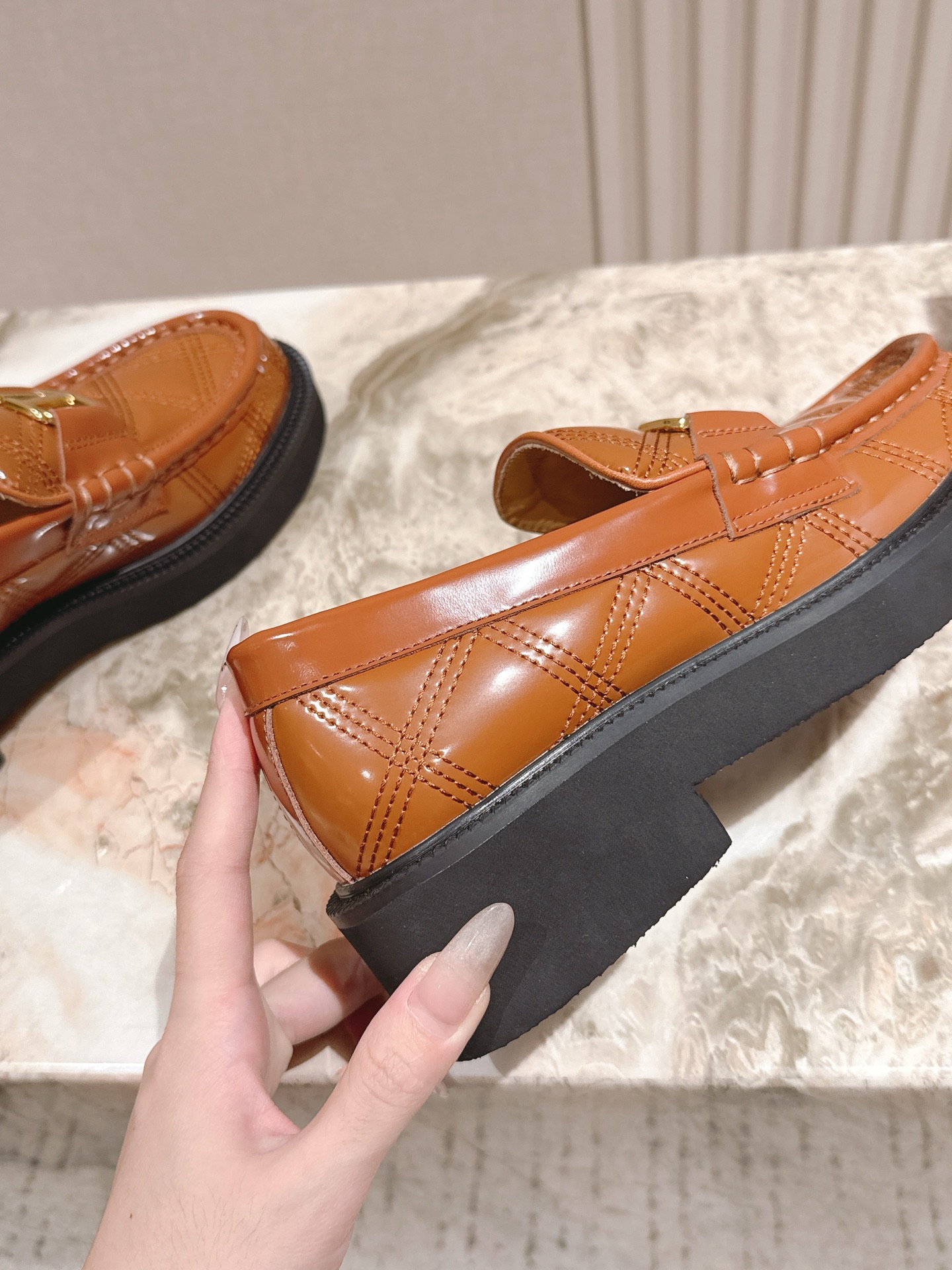 “Valentino 2025 Autumn Winter Collection: High-end Fashion with Custom Silk and Imported Leather” - 图片 5