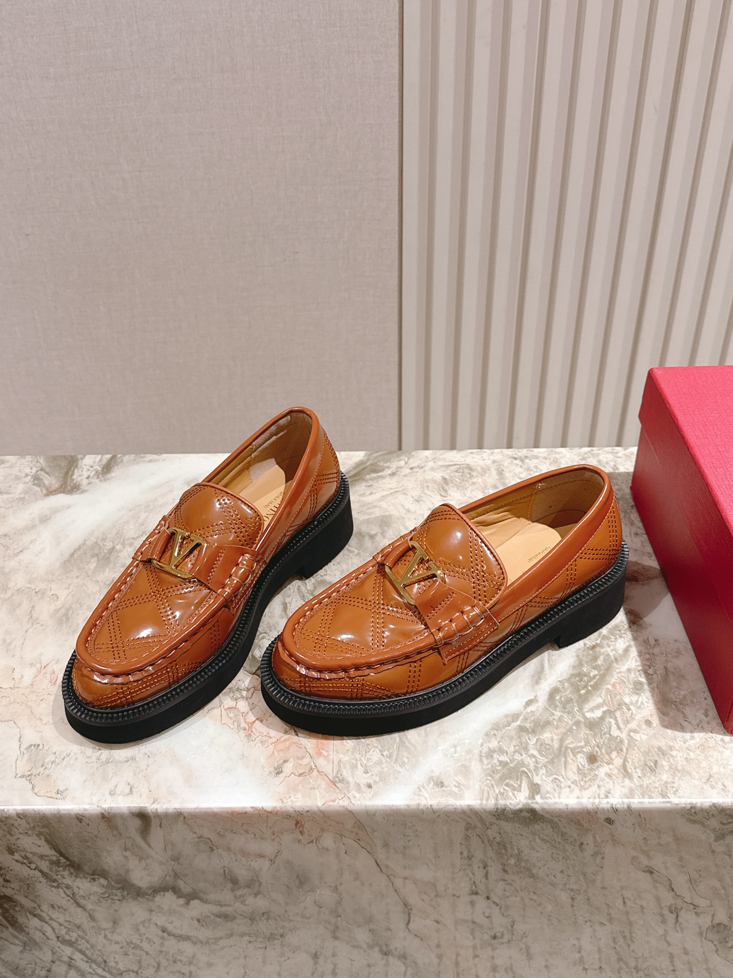 “Valentino 2025 Autumn Winter Collection: High-end Fashion with Custom Silk and Imported Leather”