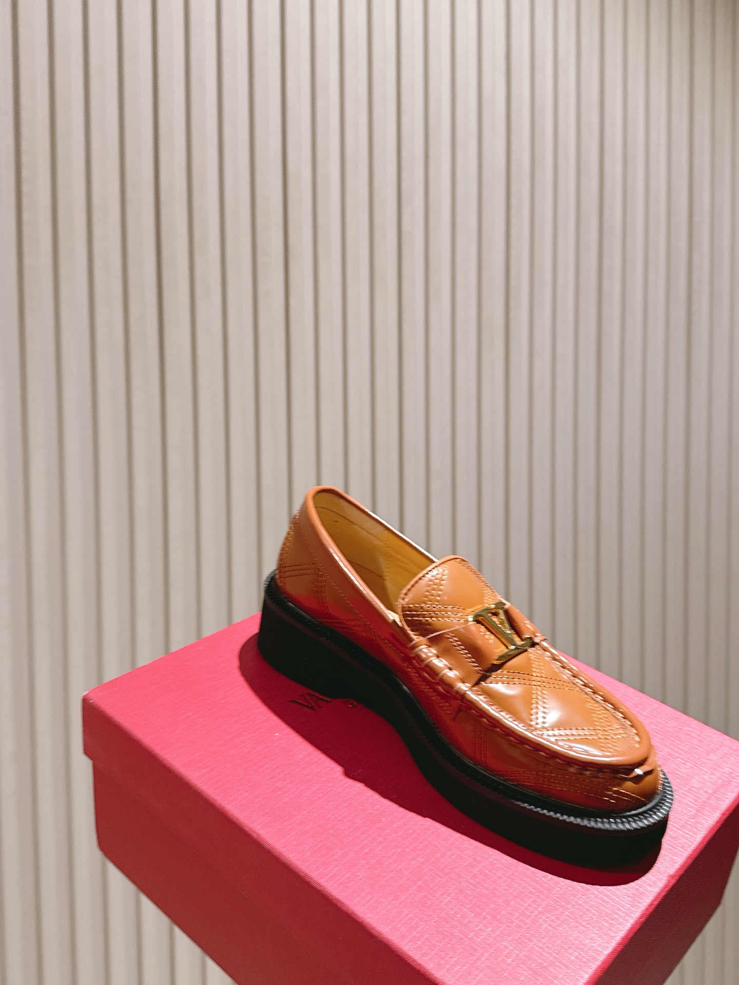 “Valentino 2025 Autumn Winter Collection: High-end Fashion with Custom Silk and Imported Leather” - 图片 8