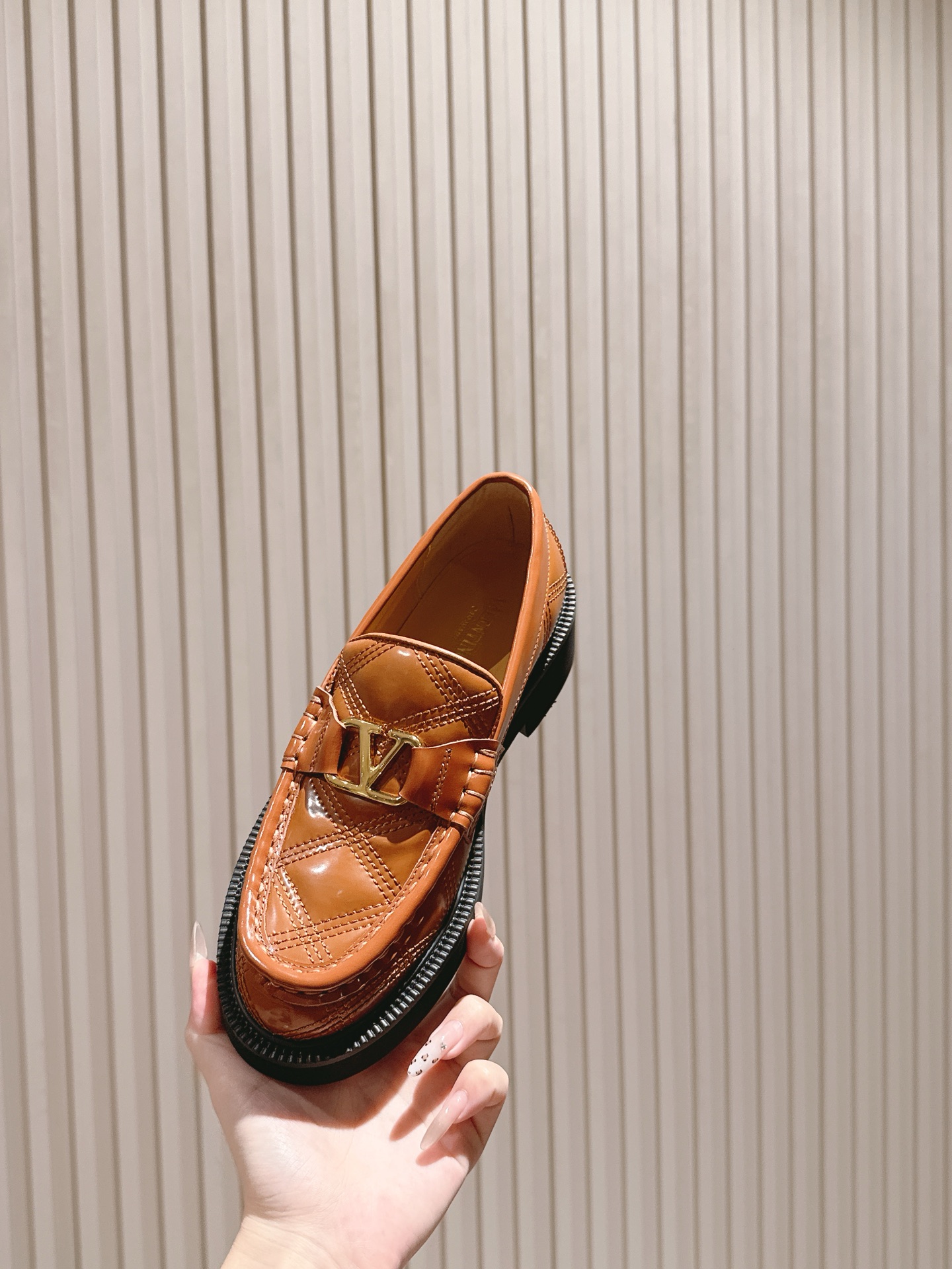 “Valentino 2025 Autumn Winter Collection: High-end Fashion with Custom Silk and Imported Leather” - 图片 7