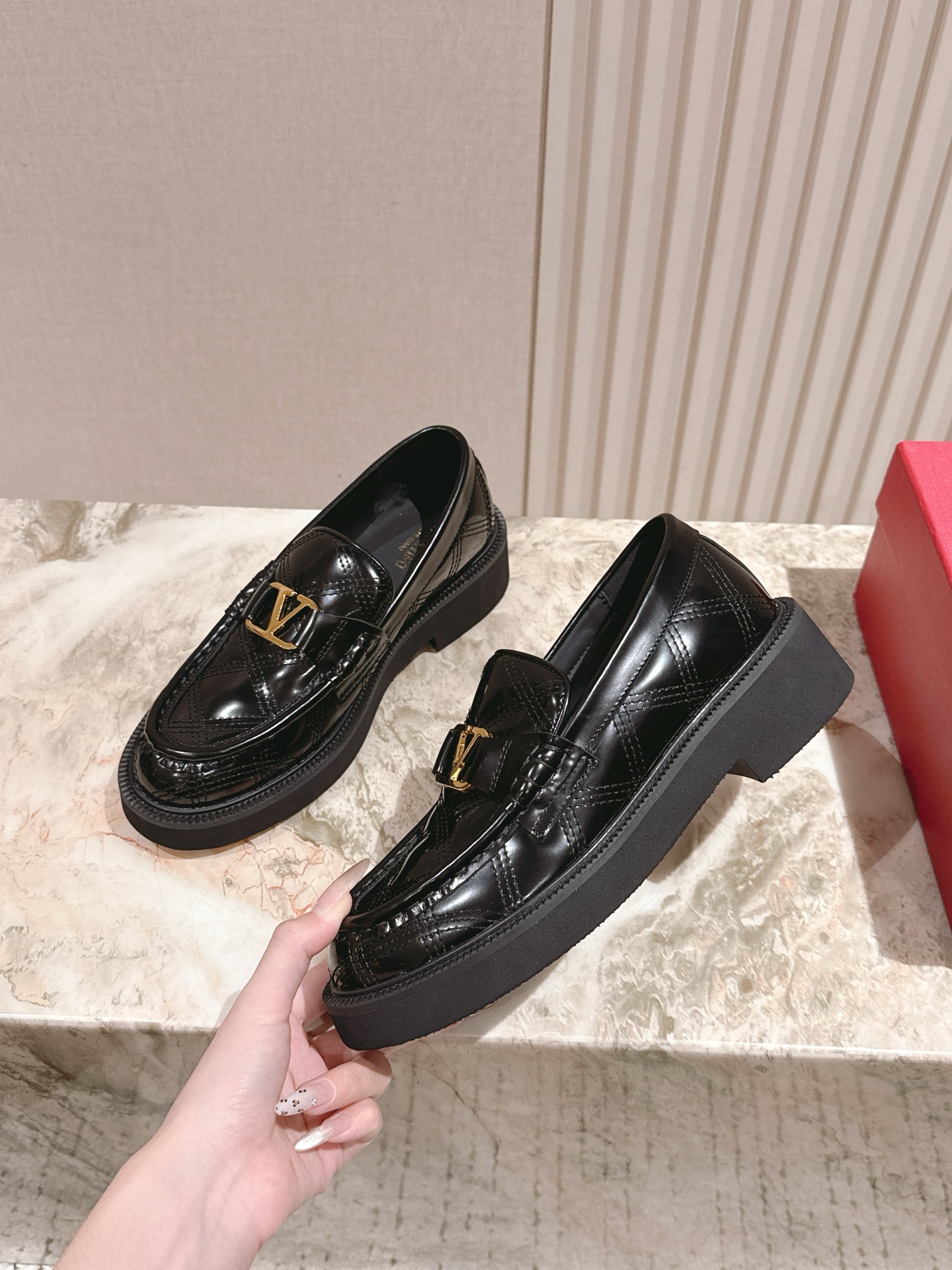 “Valentino 2025 Autumn Winter Collection: Luxurious Shoes with Custom Silk and Imported Leather” - 图片 1