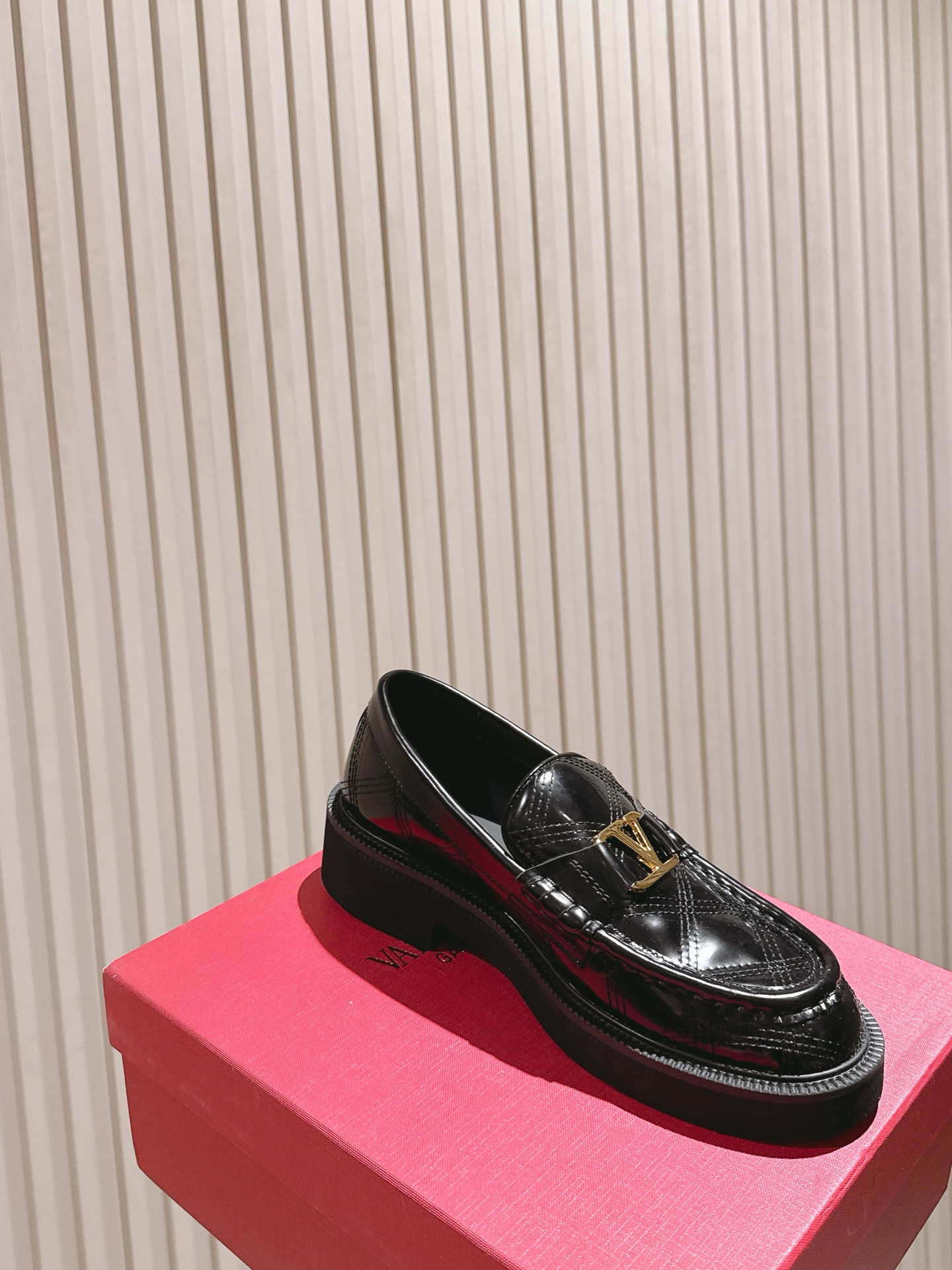 “Valentino 2025 Autumn Winter Collection: Luxurious Shoes with Custom Silk and Imported Leather” - 图片 8