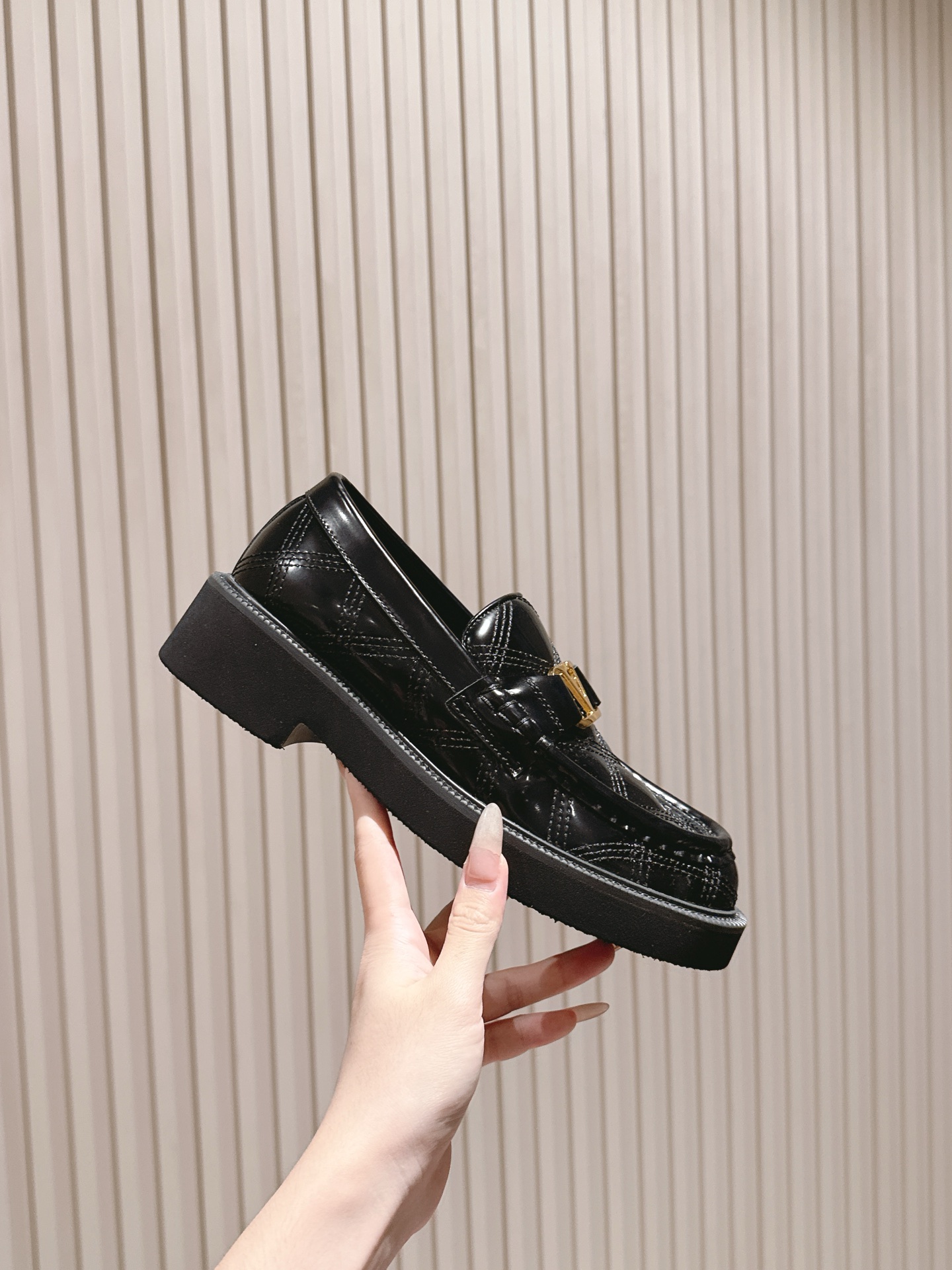 “Valentino 2025 Autumn Winter Collection: Luxurious Shoes with Custom Silk and Imported Leather” - 图片 6