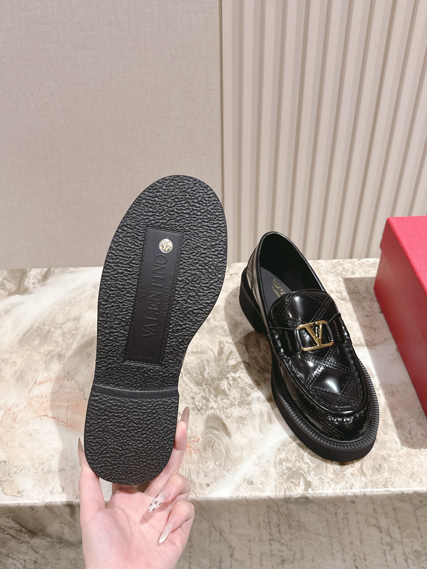 “Valentino 2025 Autumn Winter Collection: Luxurious Shoes with Custom Silk and Imported Leather” - 图片 5