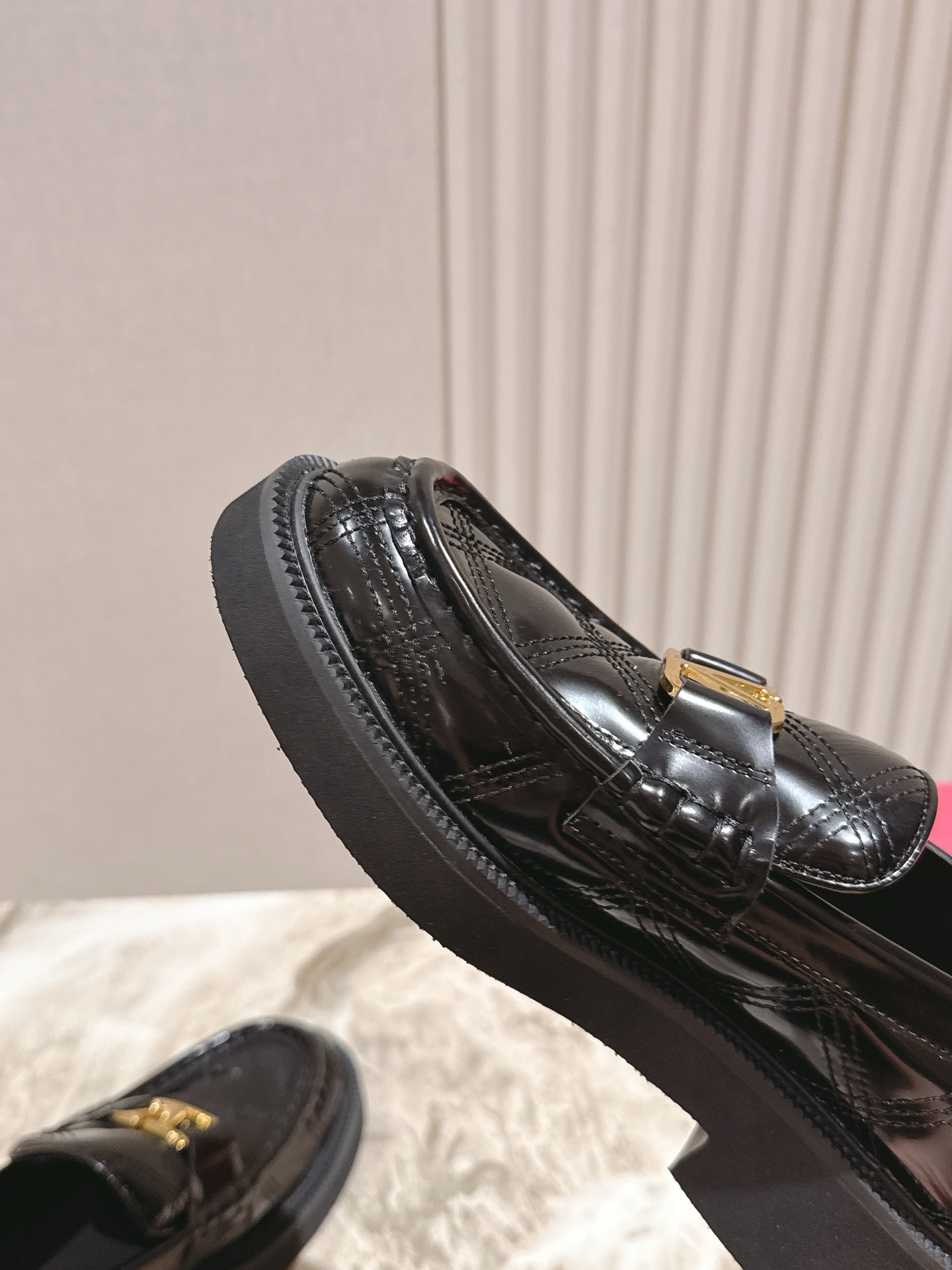 “Valentino 2025 Autumn Winter Collection: Luxurious Shoes with Custom Silk and Imported Leather” - 图片 4