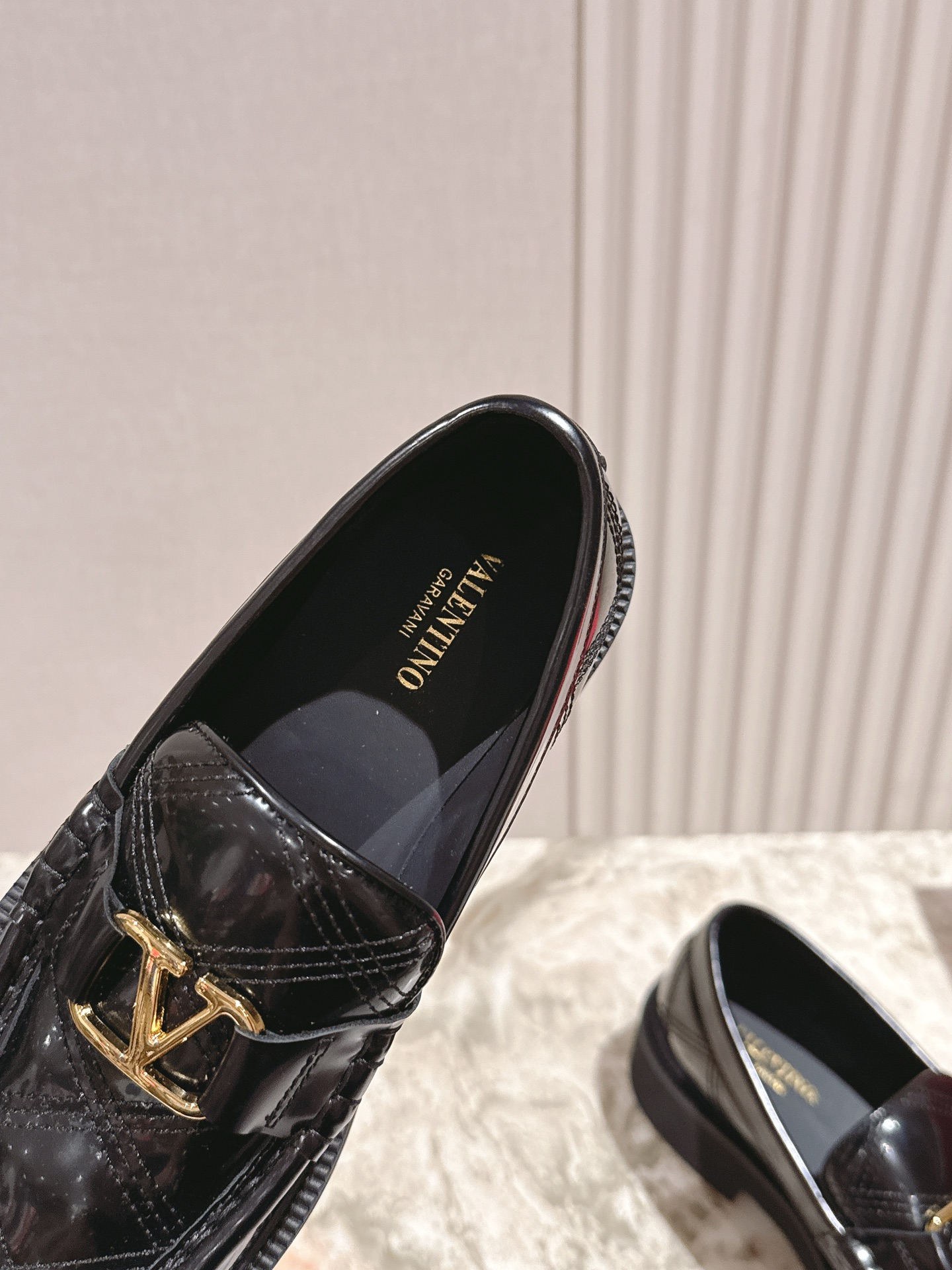 “Valentino 2025 Autumn Winter Collection: Luxurious Shoes with Custom Silk and Imported Leather” - 图片 3