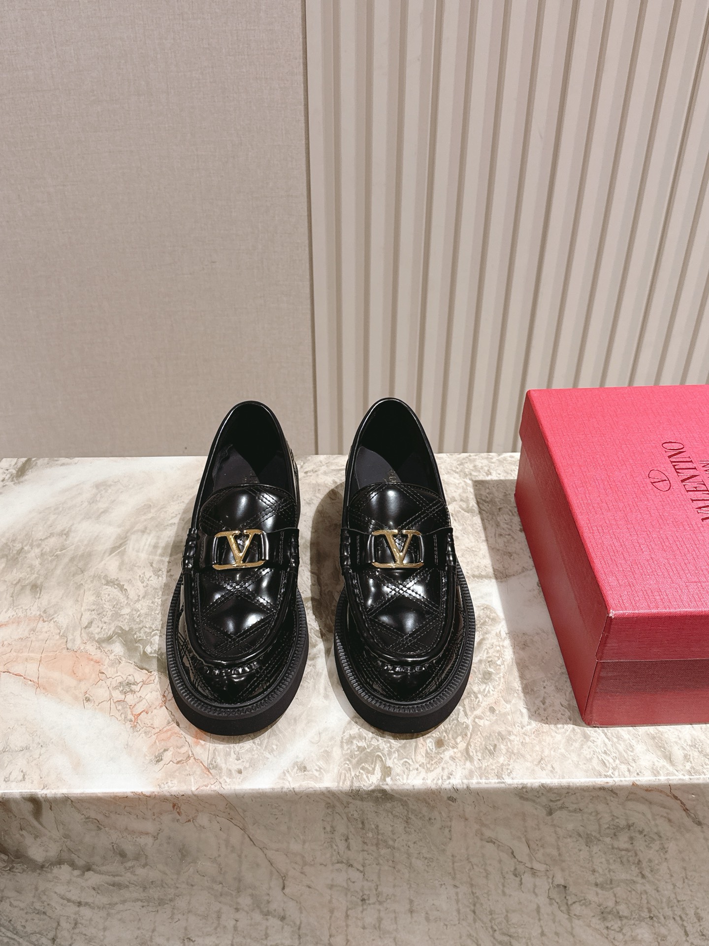 NO:485691,| 5 Valentin* Valentin* New style of versatile autumn and winter loafers are available in new styles, and a new interpretation method is launched!  The latest versatile pedal is the same as many celebrities!  Extremely fashionable ~ Upper Original custom silk cowhide, original inner high-gloss imported cowhide, original outsole, one to one, the gear sole, 35-39 (40 and 41 custom made without return and exchange) Full set of sync gift boxes for counters!  loafers, valentino, valentino, loafers, cowhide19860909| 5  Valentin* 华伦天奴新款 秋冬百搭乐福鞋上新 全新的诠释方式首发！最新百搭一脚蹬众多明星同款！时尚度爆棚～ 鞋面 原版定制丝绸牛皮 内里原版高光进口牛皮里 大底原版一比一登上齿轮大底 码数35-39（ 40、41定做不退换） 全套专柜同步礼盒包装！,乐福鞋,valentino,valentino,loafers,cowhide,Women's Shoes