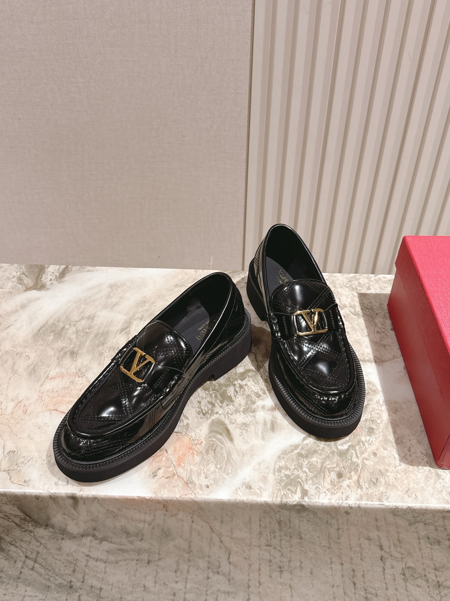 “Valentino 2025 Autumn Winter Collection: Luxurious Shoes with Custom Silk and Imported Leather” - 图片 2