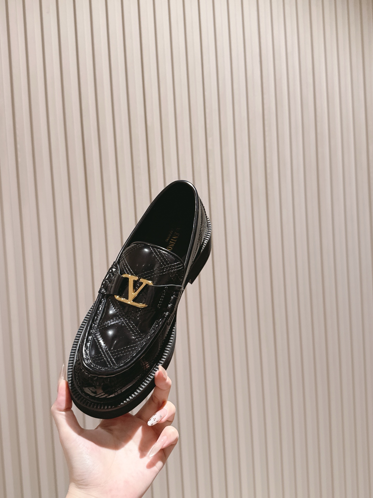 “Valentino 2025 Autumn Winter Collection: Luxurious Shoes with Custom Silk and Imported Leather” - 图片 7