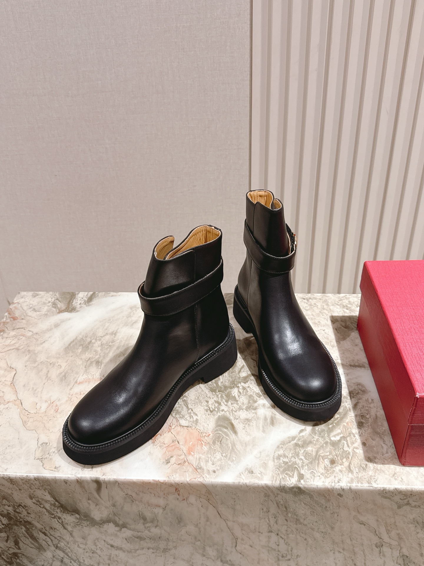 Valentin* Valentino’s Latest Fashion Boots Collection: Custom Silk & Imported Leather, Limited Edition – 2025 Updates - 图片 2