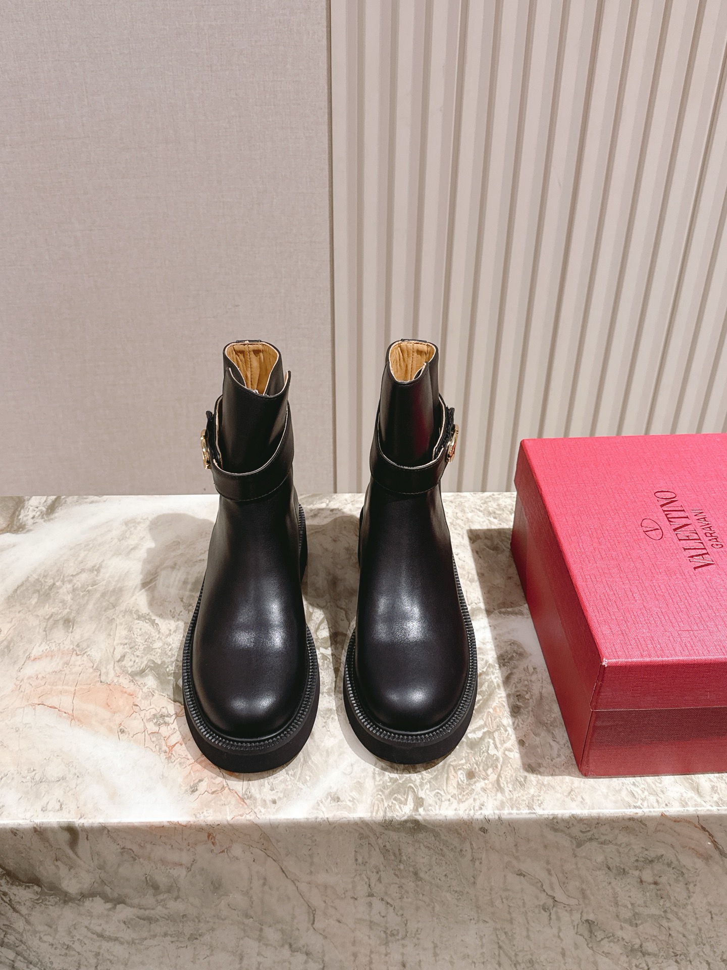 Valentin* Valentino’s Latest Fashion Boots Collection: Custom Silk & Imported Leather, Limited Edition – 2025 Updates - 图片 9