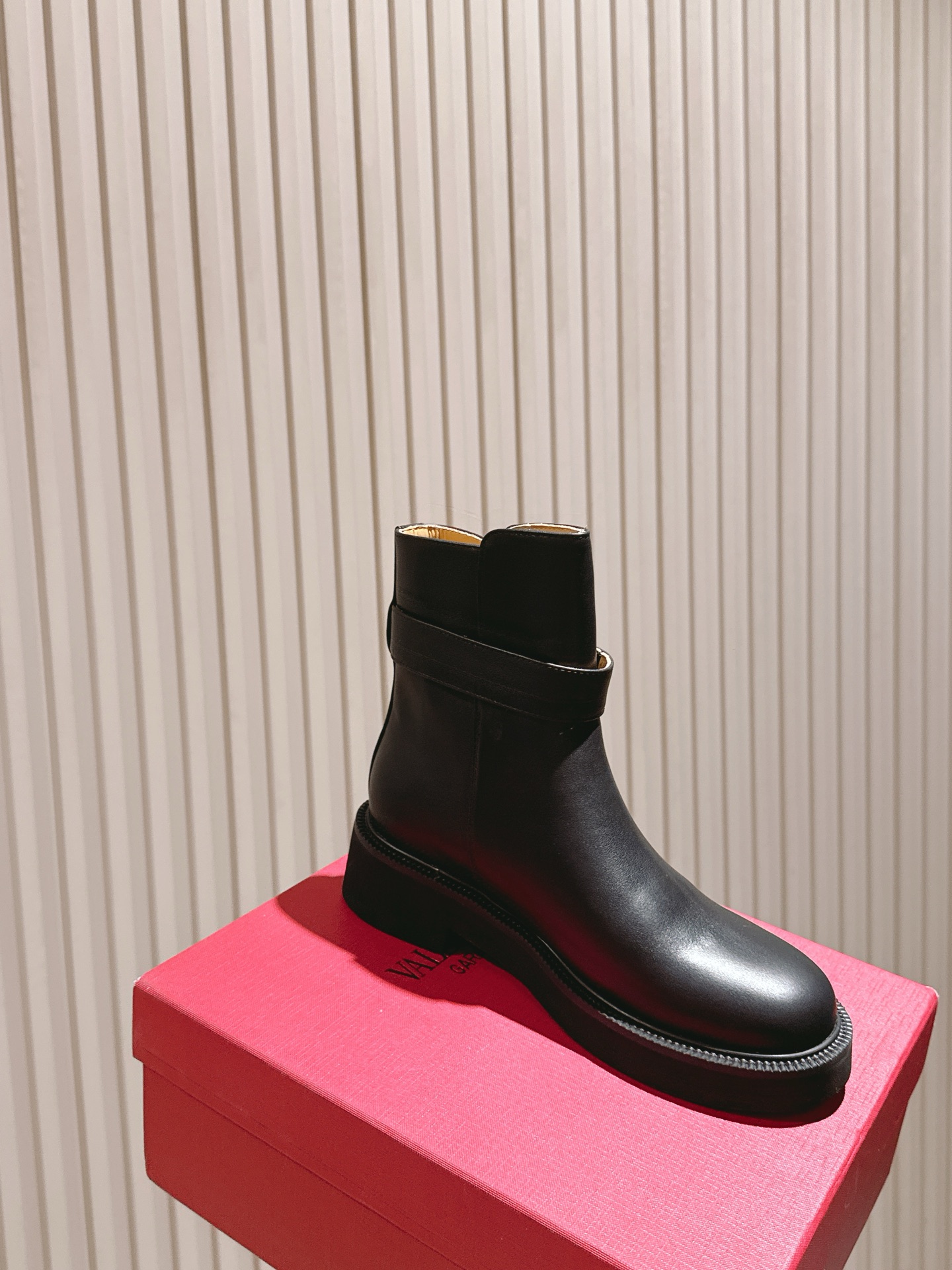 Valentin* Valentino’s Latest Fashion Boots Collection: Custom Silk & Imported Leather, Limited Edition – 2025 Updates - 图片 8