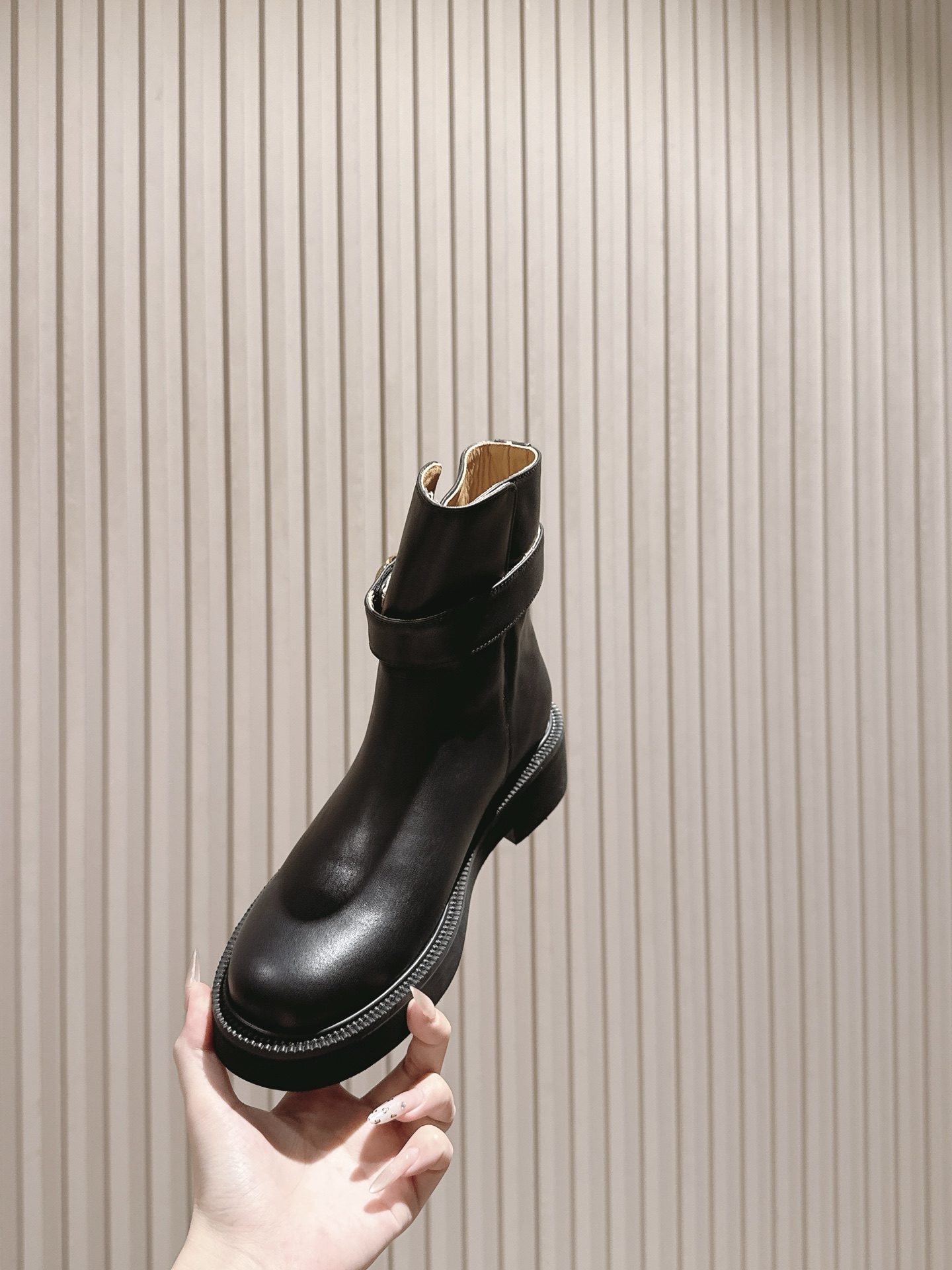 Valentin* Valentino’s Latest Fashion Boots Collection: Custom Silk & Imported Leather, Limited Edition – 2025 Updates - 图片 7