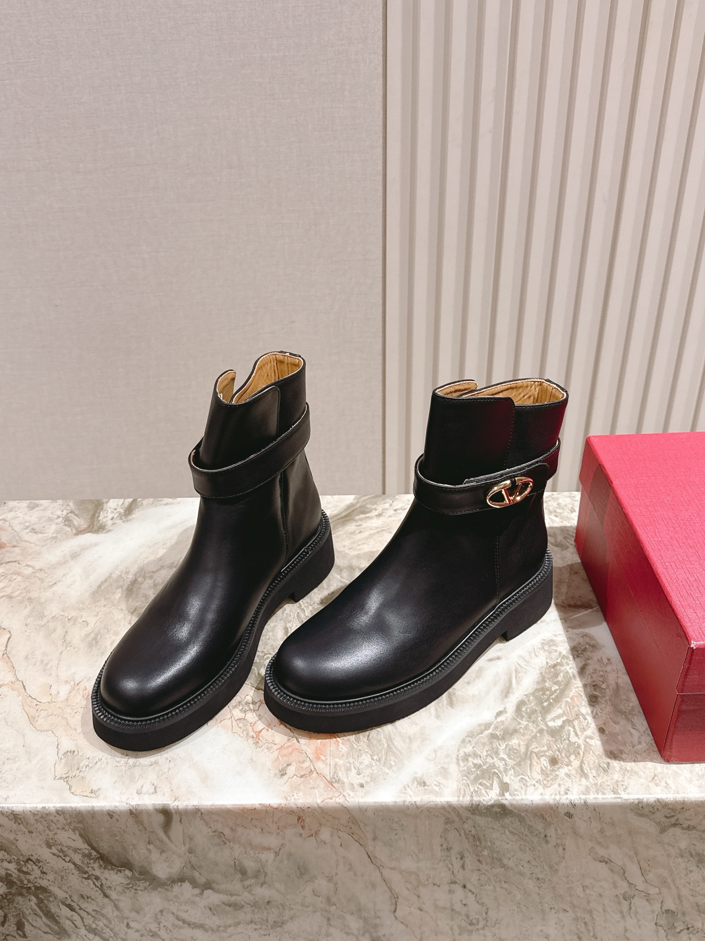 Valentin* Valentino’s Latest Fashion Boots Collection: Custom Silk & Imported Leather, Limited Edition – 2025 Updates