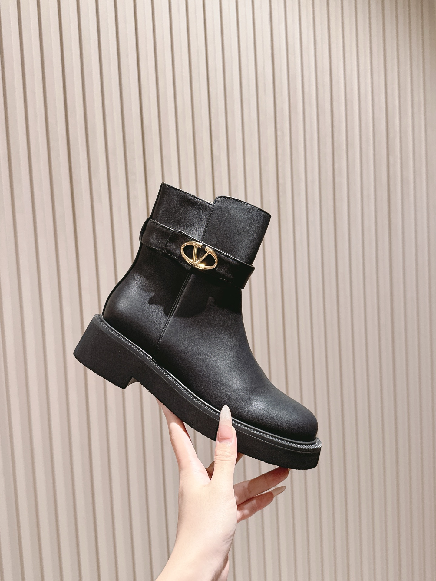 Valentin* Valentino’s Latest Fashion Boots Collection: Custom Silk & Imported Leather, Limited Edition – 2025 Updates - 图片 6