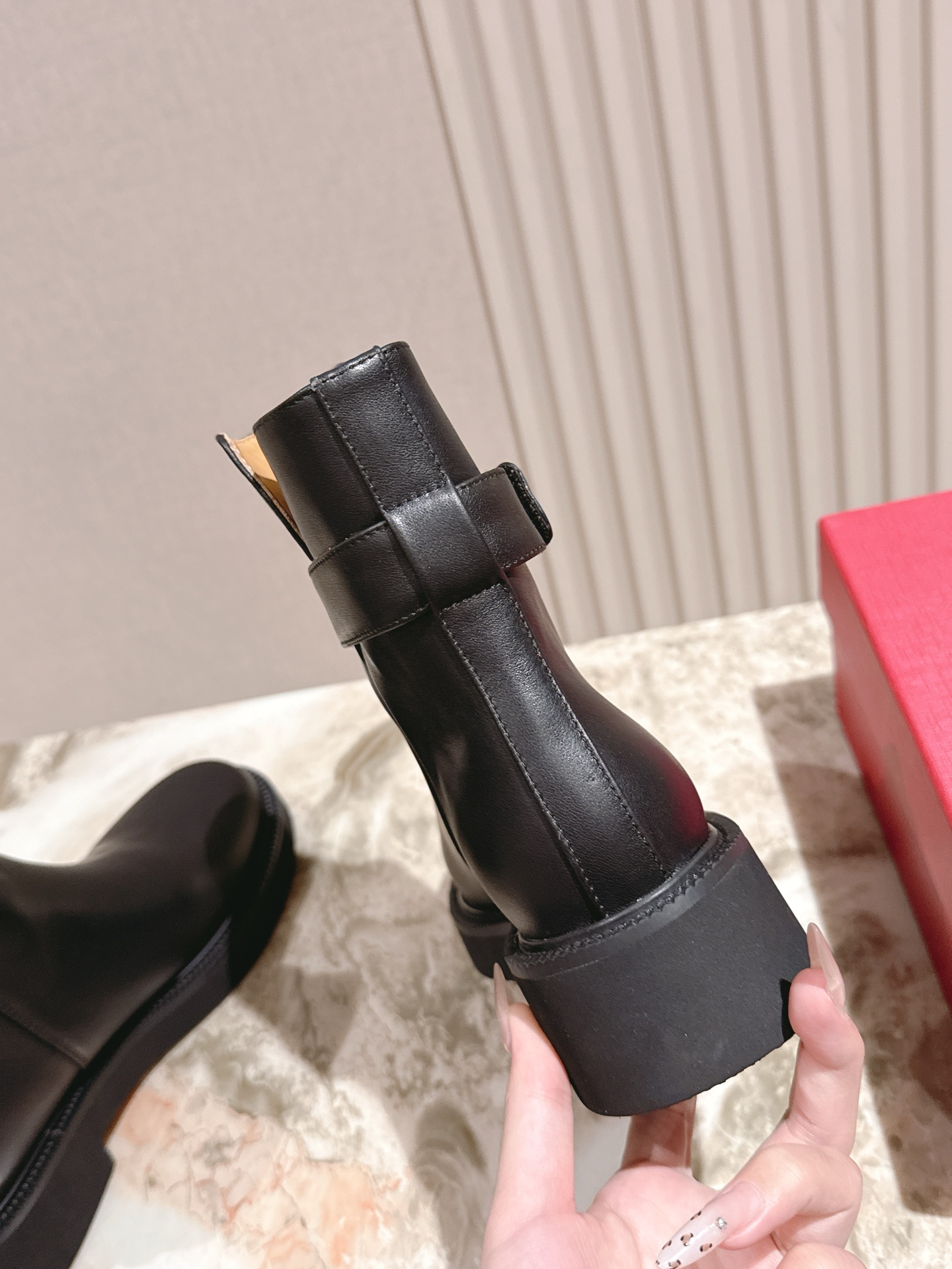 Valentin* Valentino’s Latest Fashion Boots Collection: Custom Silk & Imported Leather, Limited Edition – 2025 Updates - 图片 5