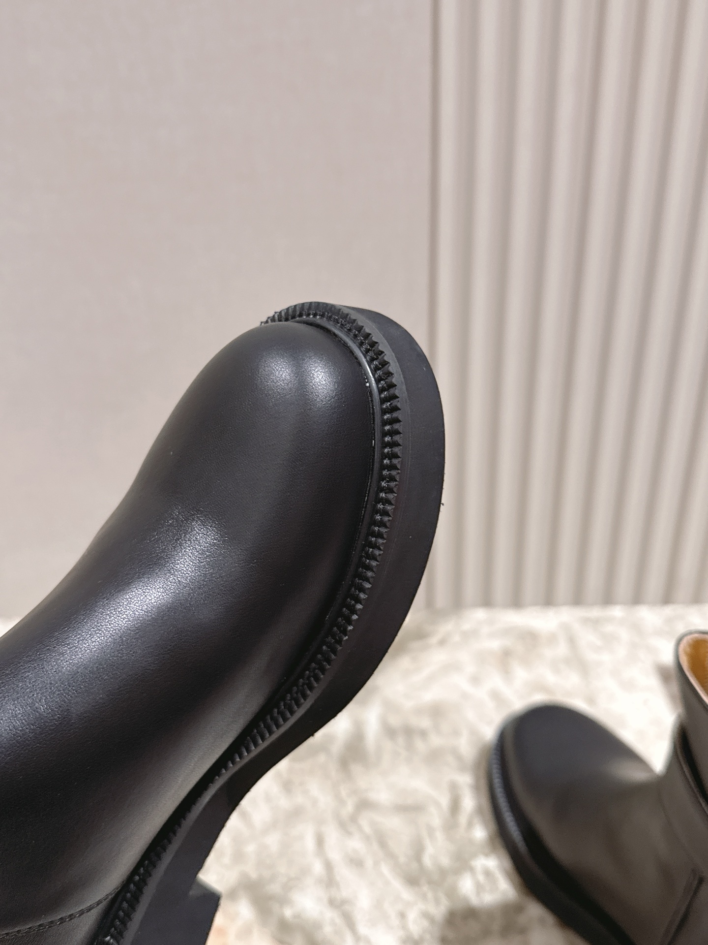 Valentin* Valentino’s Latest Fashion Boots Collection: Custom Silk & Imported Leather, Limited Edition – 2025 Updates - 图片 4