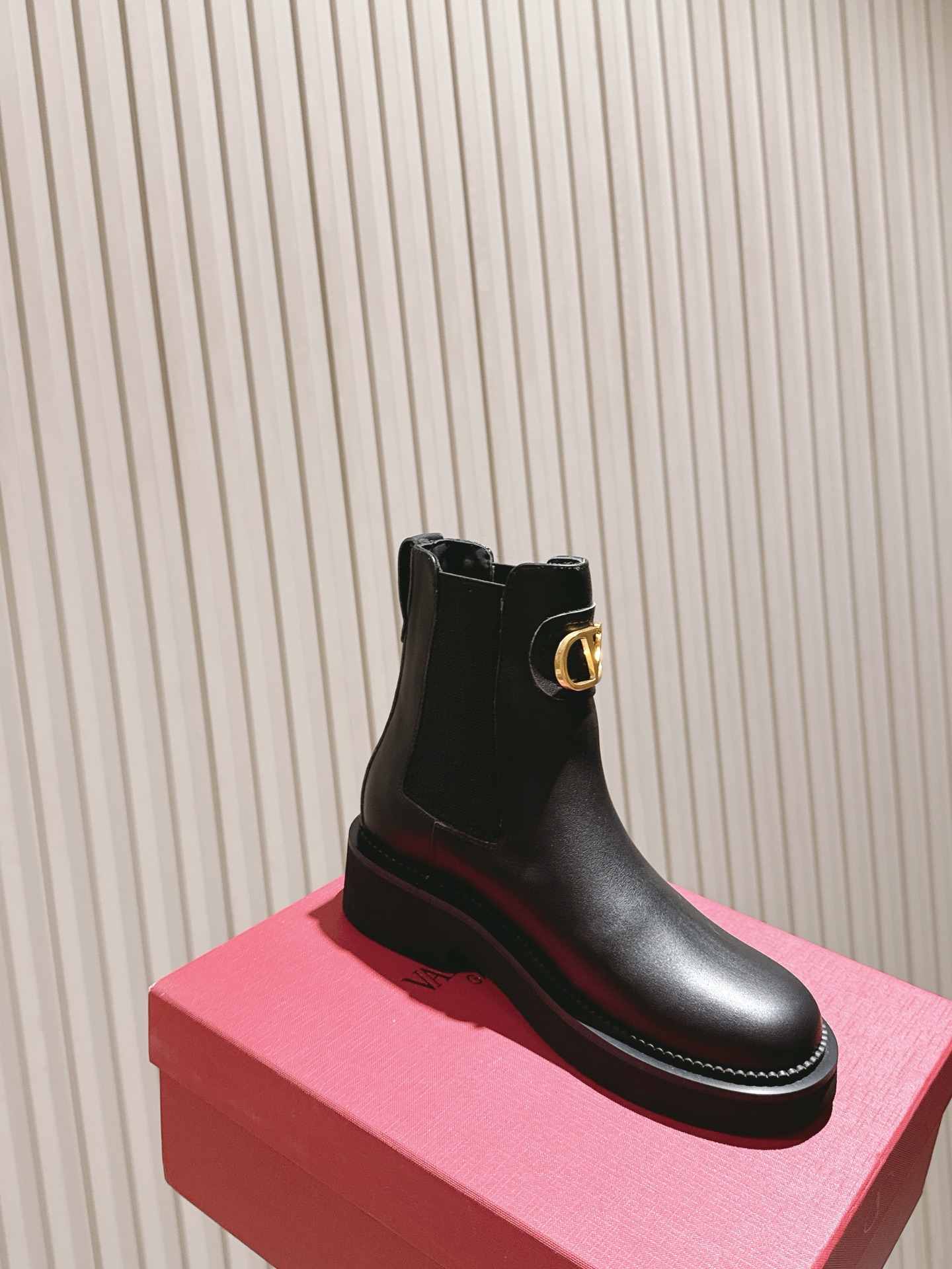 Valentin* Valentino’s New Starry Boots Collection: Custom Silk and Imported Leather Fashion Footwear - 图片 8