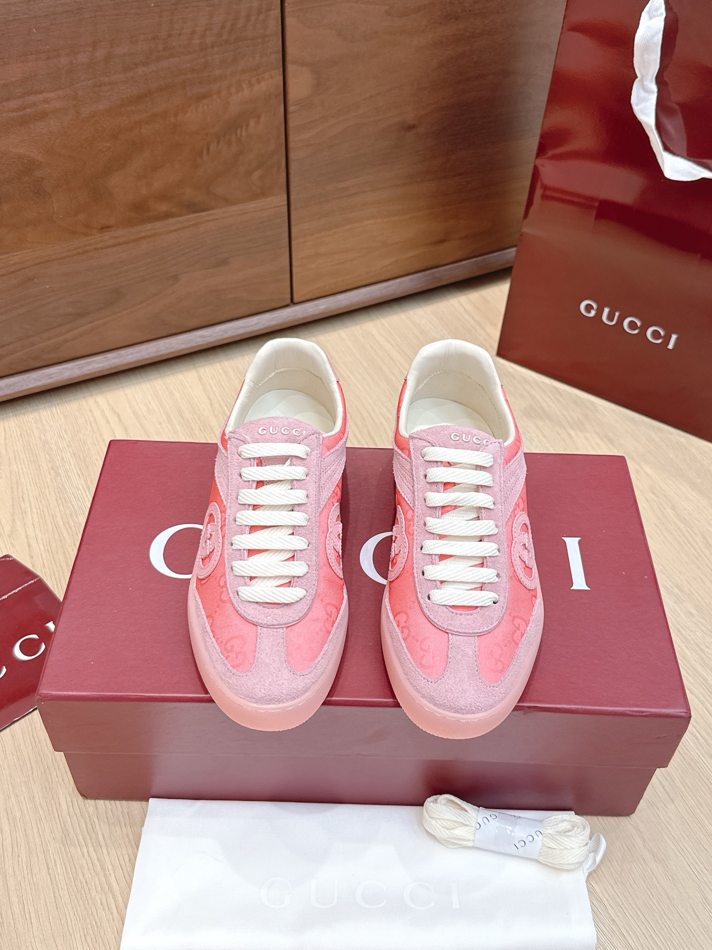 NO:468854,Purchase grade Gucci - couples's model of moral training shoes; Forrest Gump shoes; sports shoes... Classic retro style @ the never faded Forrest Gump shoes, absolutely must-have for everyone to get... Original custom cow leather/beef reverse sued fabric, cow leather footbed, TPU original sole, tongue heel embroidery logo... Women's 35-40/men's 39-45 regular size, casual shoes/sports shoes, gucci, sneakers, cowhide19860909代购级 Gucci——情侣款德训鞋；阿甘鞋；运动鞋…… 经典复古范@永不褪色的阿甘训德鞋,绝对人手入必的德训运动鞋…… 原版定牛制皮/牛反绒面料,牛皮垫脚,TPU原版底,鞋舌鞋跟刺绣Logo…… 女35-40/男39-45正码,休闲鞋/运动鞋,gucci,sneakers,cowhide,Women's Shoes