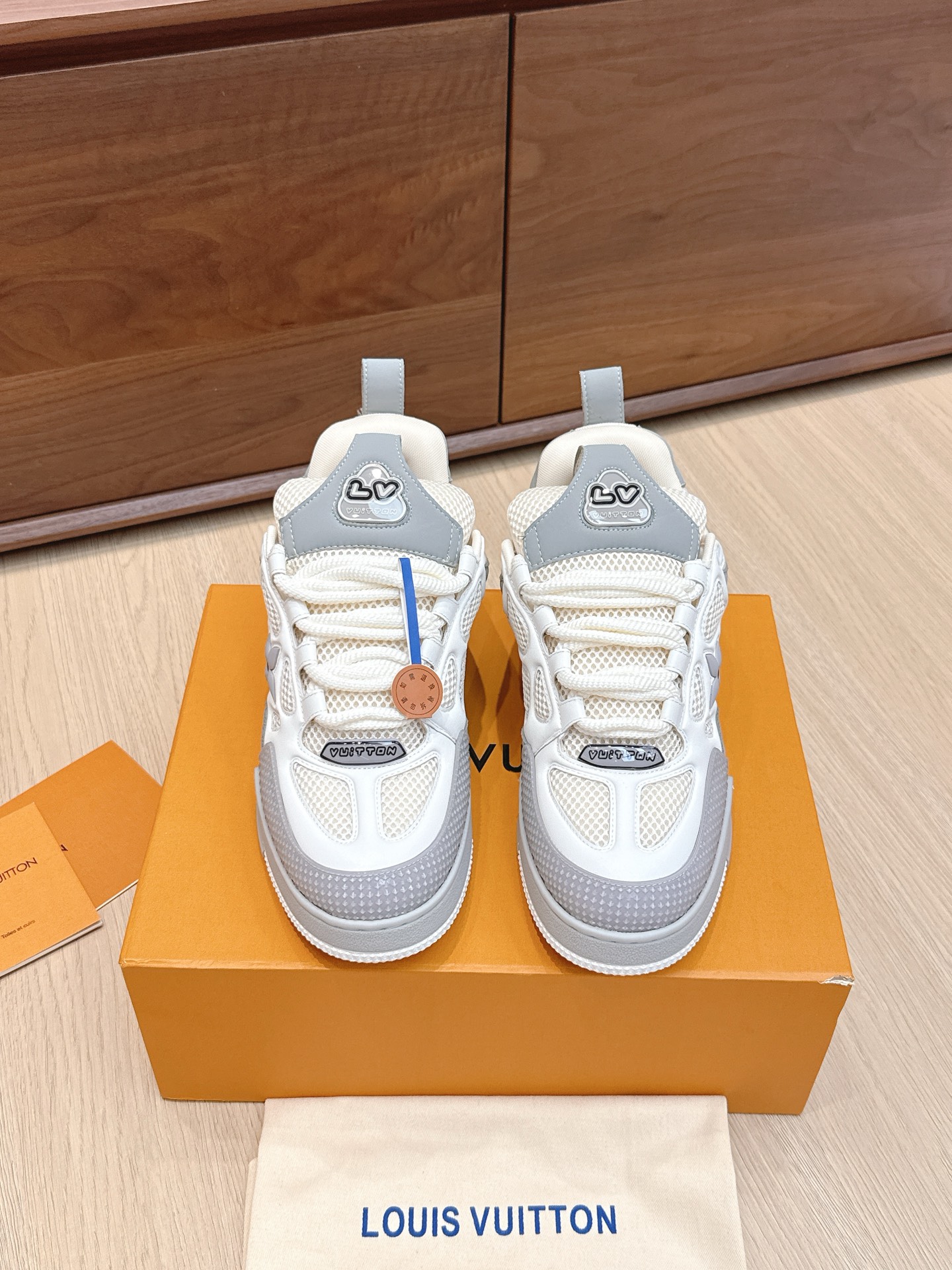 NO:468889,Purchase grade Louis Vuitton This l.v skate sneaker splicing monogram denim fabric and technology mesh fabric, paired with technology shoelaces and rubber outsole, highlighting the eye-catching style of the 1990s. The padded collar and tongue continue the iconic elements. The latter's Iv since 54 logo represents 1854 founded by Louis Vuitton. Monogram floral embellishment rubber outsole is made of top layer cowhide and spliced ​​high-tech fabric fabric, with contrasting colors of the toe, and mesh inner cotton footbed. The comfort is as extreme as ever, with fine quality inheritance, quality first, and worth owning!  Size 35-45, casual shoes/sports shoes, louis vuitton, louis vuitton, sneakers, cowhide19860909代购级 Louis Vuitton 路易威登本款l.v skate 运动鞋拼接monogram 丹宁布和科技网格面料,搭配科技鞋带和橡胶外底,彰显1990年代的瞩目风范.加垫鞋领及鞋舌延续标志性元素,后者的Iv since 54 标识代表路易威登创立的1854年. monogram 花卉点缀橡胶外底,采用头层牛皮拼接高科技织物面料制成,鞋头撞色橡胶包裹,网布内里棉垫脚,舒适性一如既往的达到极致,精品传承,品质至上,值得拥有！ 码数35-45,休闲鞋/运动鞋,louis vuitton,louis vuitton,sneakers,cowhide,Women's Shoes