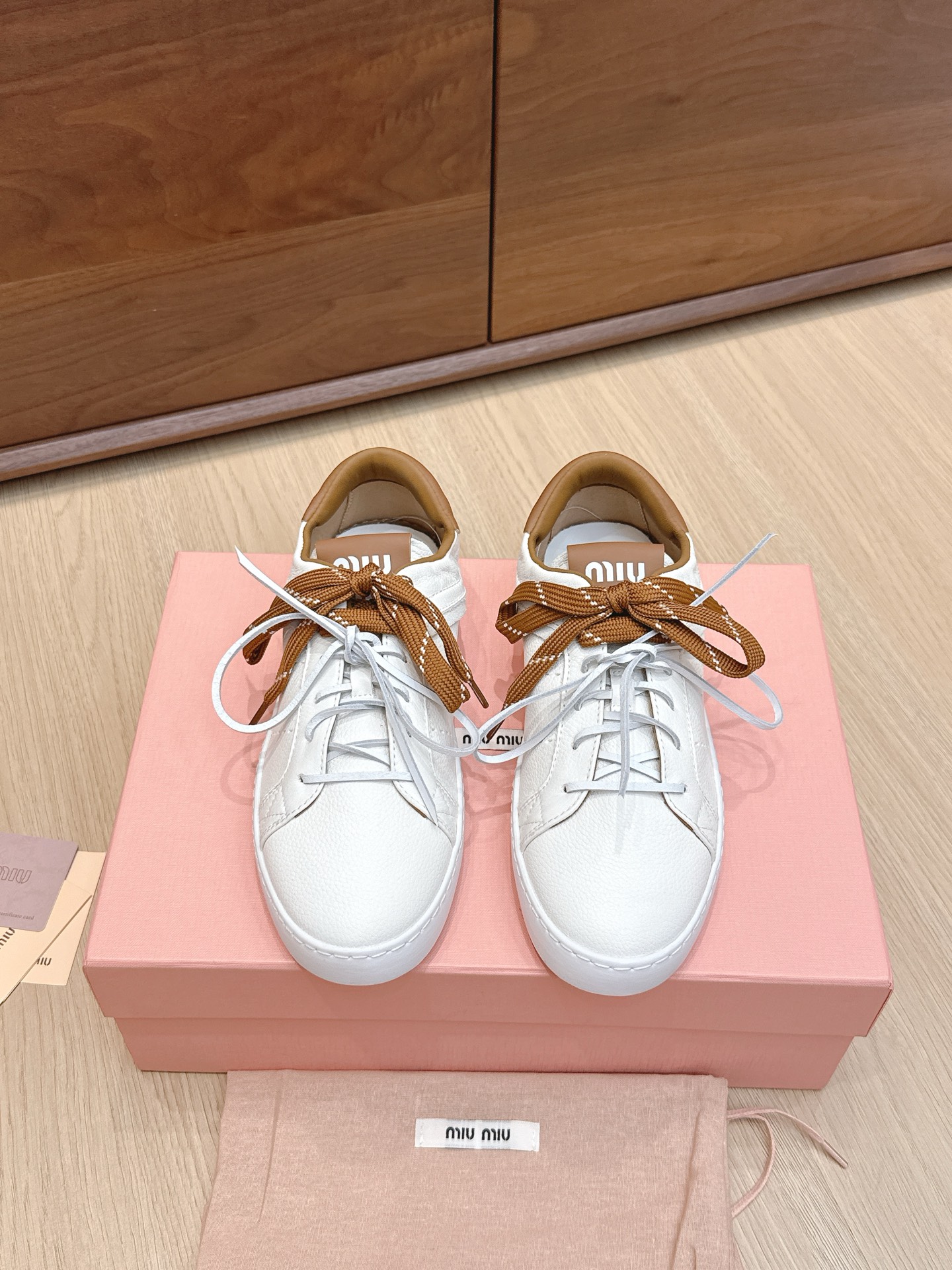 NO:468845,Purchase grade Miu Miu 25ss Miu Miu thick-soled biscuit bottom 25ss Spring and summer new British style lace-up white shoes Casual shoes Miu Miu show suitable and unique color polishing technology comes from the details of the Miu Miu series. The trend elements of the new season are one of the most beloved concepts at this moment, diverse collisions, conveying modern style~ It looks good no matter how you wear it. This summer's fashionable girl's favorite looks not very comfortable. It is super comfortable to wear. The imported original cowhide inner sheepskin. The original sole of the sole. Size#35-41 (40 41 custom made without return or exchange), casual shoes/sports shoes, miumiu, sneakers, cowhide, sheepskin19860909代购级 Miu Miu 25ss 缪缪厚底饼干底 25ss 春夏新款英伦风系带 小白鞋 休闲鞋 MiuMiu秀场适当独一无二的擦色工艺工艺来自Miu Miu系列的细节特写 新季的潮流要素一 此刻挚爱的概念,多元对撞,传达现代风格~ 怎么穿都好看今夏时髦精最爱 看起来不怎么舒服 上脚超级舒服 面料进口原版牛皮 内里羊皮 大底原版鞋底 Size#35-41（40 41订做不退换）,休闲鞋/运动鞋,miumiu,sneakers,cowhide,sheepskin,Women's Shoes