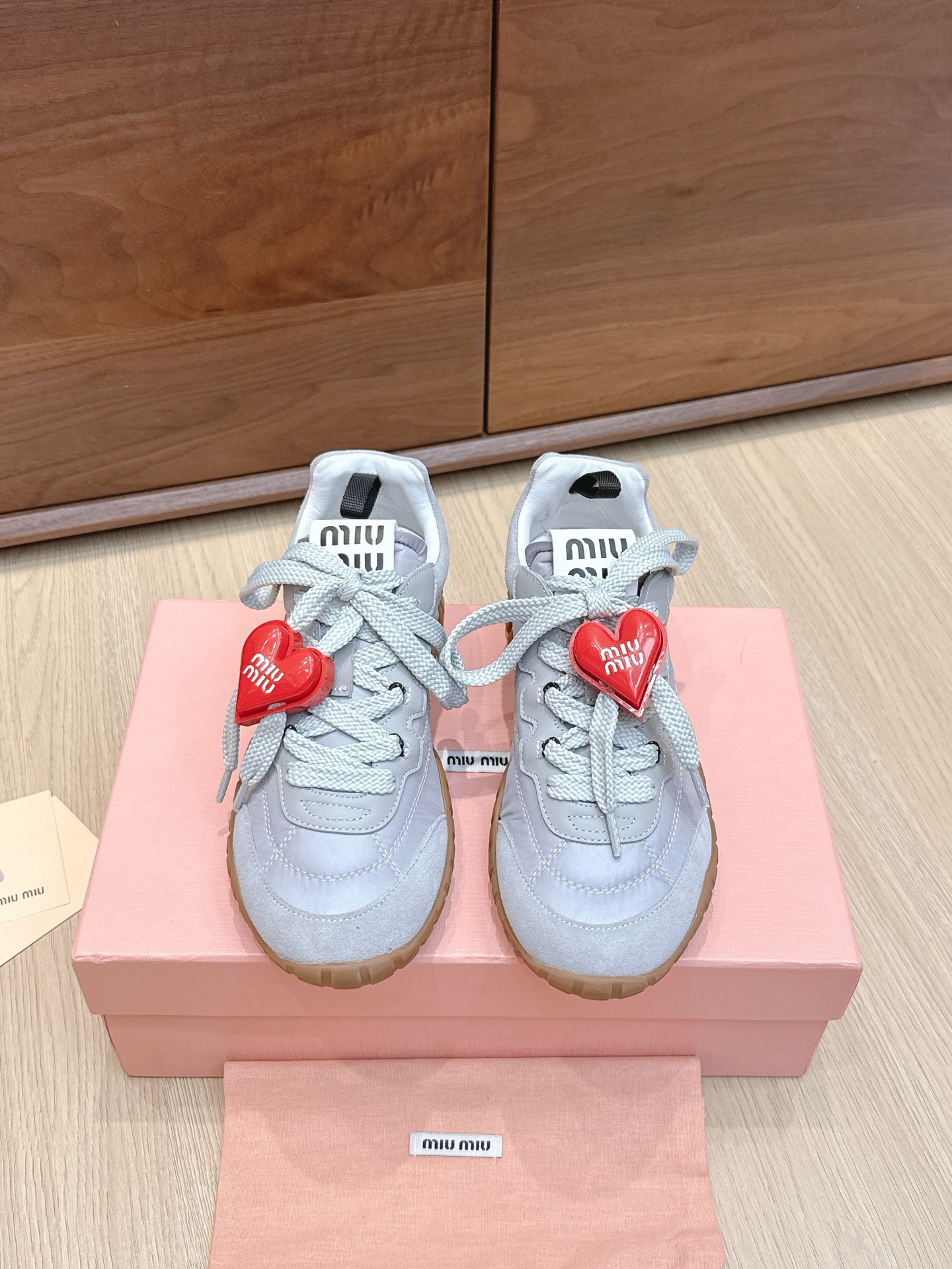 NO:468850,60 MiuMiu 25ss Spring and summer new style Cookie shoes Forrest Gump shoes Casual sneakers Miumiu latest hit Avant-garde and bold design Miu Miu style incorporates the simple lines of this thick-soled canvas sneakers Chic logo adorned on the tongue and back Embellished retro design Add iconic elements Thick-soled design defines avant-garde modern style Original custom fabric / ox back velvet Inside original imported soft lamb wool Original open mold anti-slip rubber outsole Size 35-40, casual shoes / sneakers, miumiu, sneakers19860909代购级配饰60 MiuMiu 缪缪 25ss 春夏新款 饼干鞋 阿甘鞋休闲运动鞋 miumiu最新爆款 前卫大胆的设计 Miu Miu风格融于此款厚底帆布运动鞋的简约线条 别致徽标饰于鞋舌与背面 点缀复古设计 平添标志性元素 厚底设计定义前卫的现代风格 面料原版定制布料/牛反绒 内里原版进口柔软羊羔毛 原版开模防滑橡胶大底 码数35-40,休闲鞋/运动鞋,miumiu,sneakers,Women's Shoes