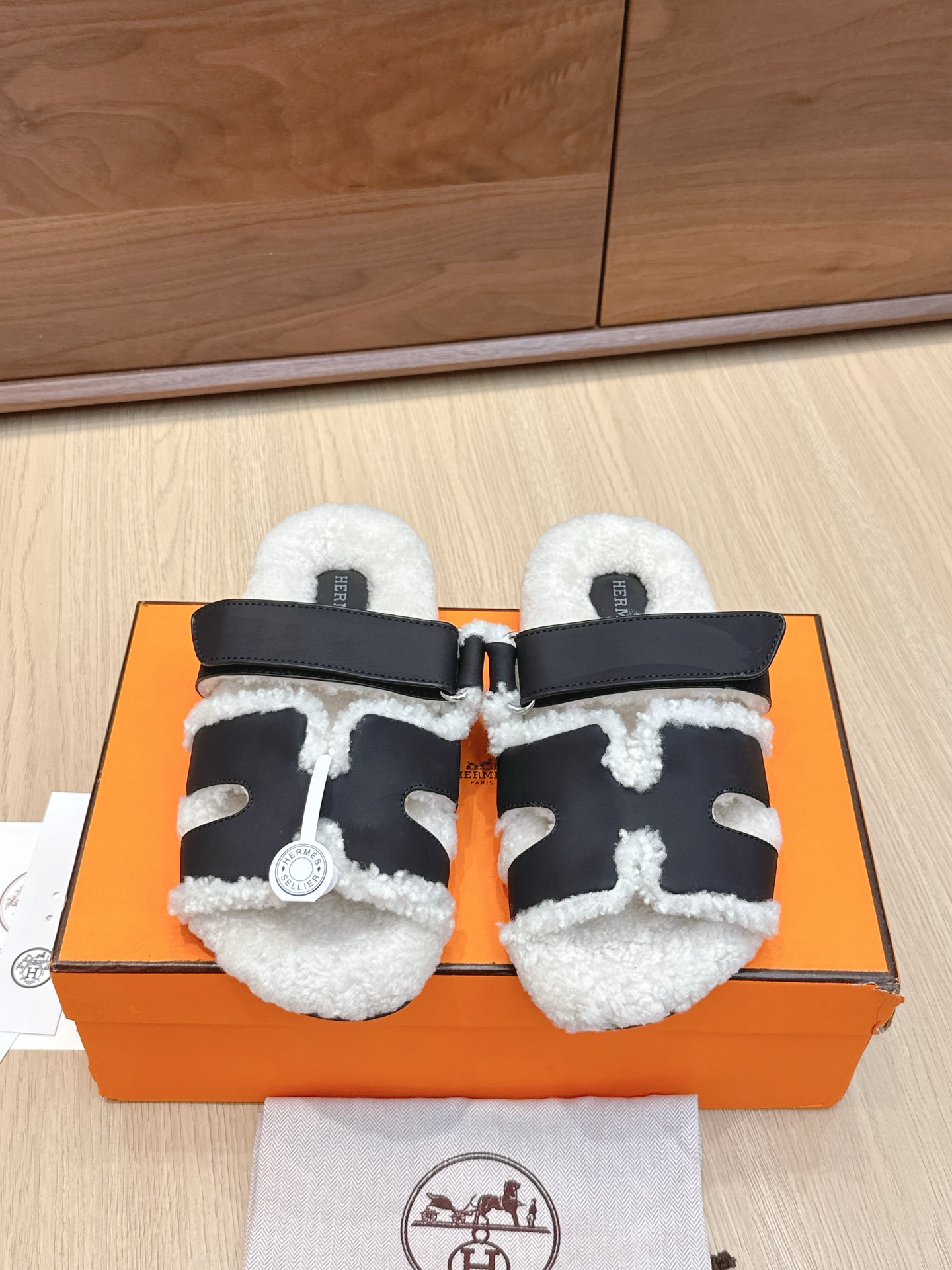 NO:468847,Purchasing grade men's 10 H family fur integrated roll cakes, second uncle dragging, this year all fabrics are A+ fur integrated roll cakes, furry, cute, slippers, or paired with socks, all fashionable. The sole is the original molded tpu sole. Size women's size 35-40, men's size 39-44, fur shoes and slippers, slippers, socks19860909代购级男10 H家皮毛一体卷糕毛二舅拖 今年面料均选用A+皮毛一体卷糕毛 毛茸茸的 敲可爱的,踩云脚感,光脚或者搭配个袜子穿,都时髦的不行哦 鞋底是原版开模tpu鞋底 Size女码35-40 男码39-44,毛毛鞋拖鞋,slippers,socks,Women's Shoes