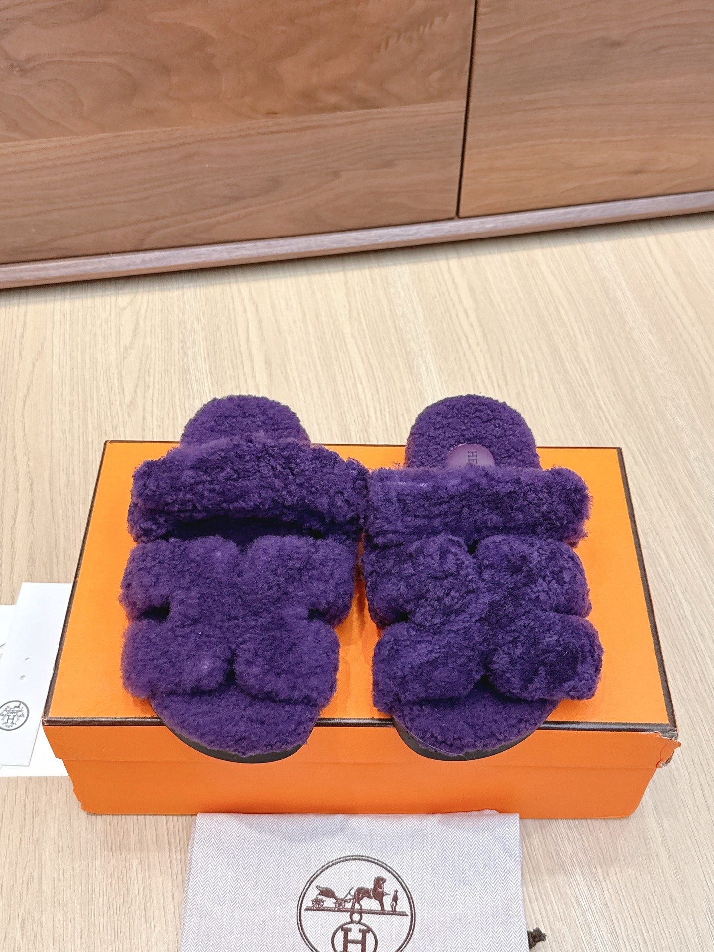 NO:468852,Purchase grade 10 H home fur integrated roll cake with Erjiu drag. This year, all fabrics are made of A+ fur integrated roll cake with fur. Furry. Cute, with cloud-like feel, barefoot or paired with socks. They are all fashionable. The sole is the original molded tpu sole. Size women's size 35-40. Men's size 39-44. Fur shoes and slippers, slippers, socks19860909代购级10 H家皮毛一体卷糕毛二舅拖 今年面料均选用A+皮毛一体卷糕毛 毛茸茸的 敲可爱的,踩云脚感,光脚或者搭配个袜子穿,都时髦的不行哦 鞋底是原版开模tpu鞋底 Size女码35-40 男码39-44,毛毛鞋拖鞋,slippers,socks,Women's Shoes