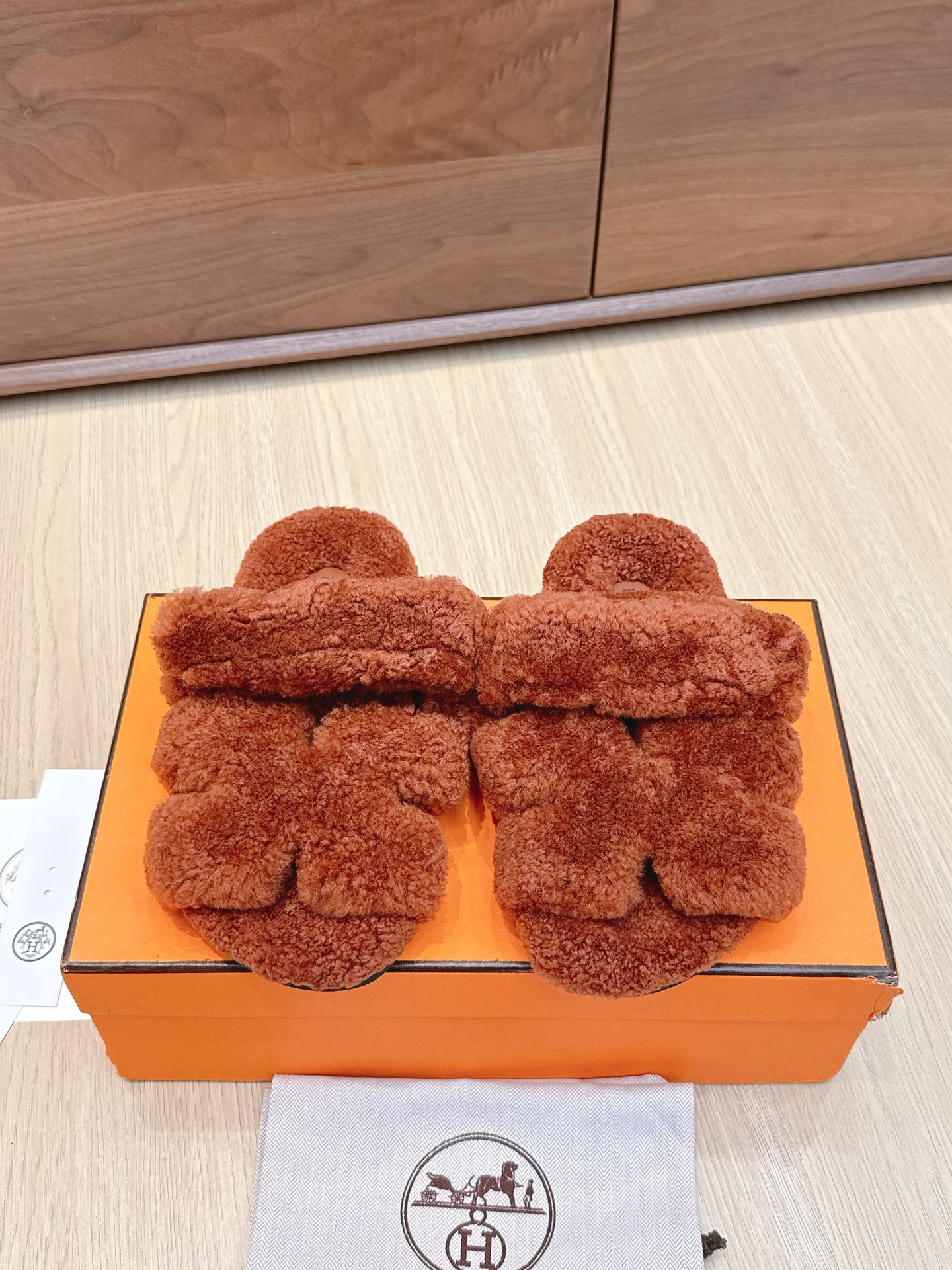 NO:468858,Purchase grade 10 H home fur integrated roll cake with Erjiu drag. This year, all fabrics are made of A+ fur integrated roll cake with fur. Furry. Cute, with cloud-like feel, barefoot or paired with socks. They are all fashionable. The sole is the original molded tpu sole. Size women's size 35-40. Men's size 39-44. Fur shoes and slippers, slippers, socks19860909代购级10 H家皮毛一体卷糕毛二舅拖 今年面料均选用A+皮毛一体卷糕毛 毛茸茸的 敲可爱的,踩云脚感,光脚或者搭配个袜子穿,都时髦的不行哦 鞋底是原版开模tpu鞋底 Size女码35-40 男码39-44,毛毛鞋拖鞋,slippers,socks,Women's Shoes