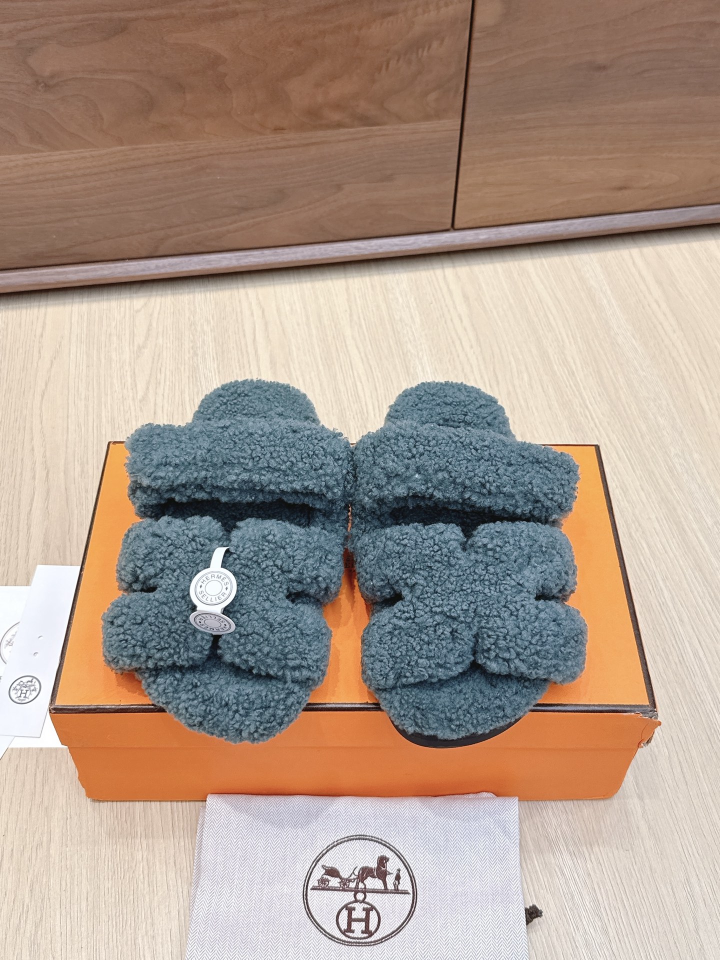 NO:468865,Purchase grade 10 H home fur integrated roll cake with Erjiu drag. This year, all fabrics are A+ fur integrated roll cake with fur. Furry. Cute, with cloud-like feel, barefoot or paired with socks. They are all fashionable. The sole is the original molded tpu sole. Size women's size 35-40. Men's size 39-44. Furry shoes and slippers, slippers, socks19860909代购级10 H家皮毛一体卷糕毛二舅拖 今年面料均选用A+皮毛一体卷糕毛 毛茸茸的 敲可爱的,踩云脚感,光脚或者搭配个袜子穿,都时髦的不行哦 鞋底是原版开模tpu鞋底 Size女码35-40 男码39-44,毛毛鞋拖鞋,slippers,socks,Women's Shoes