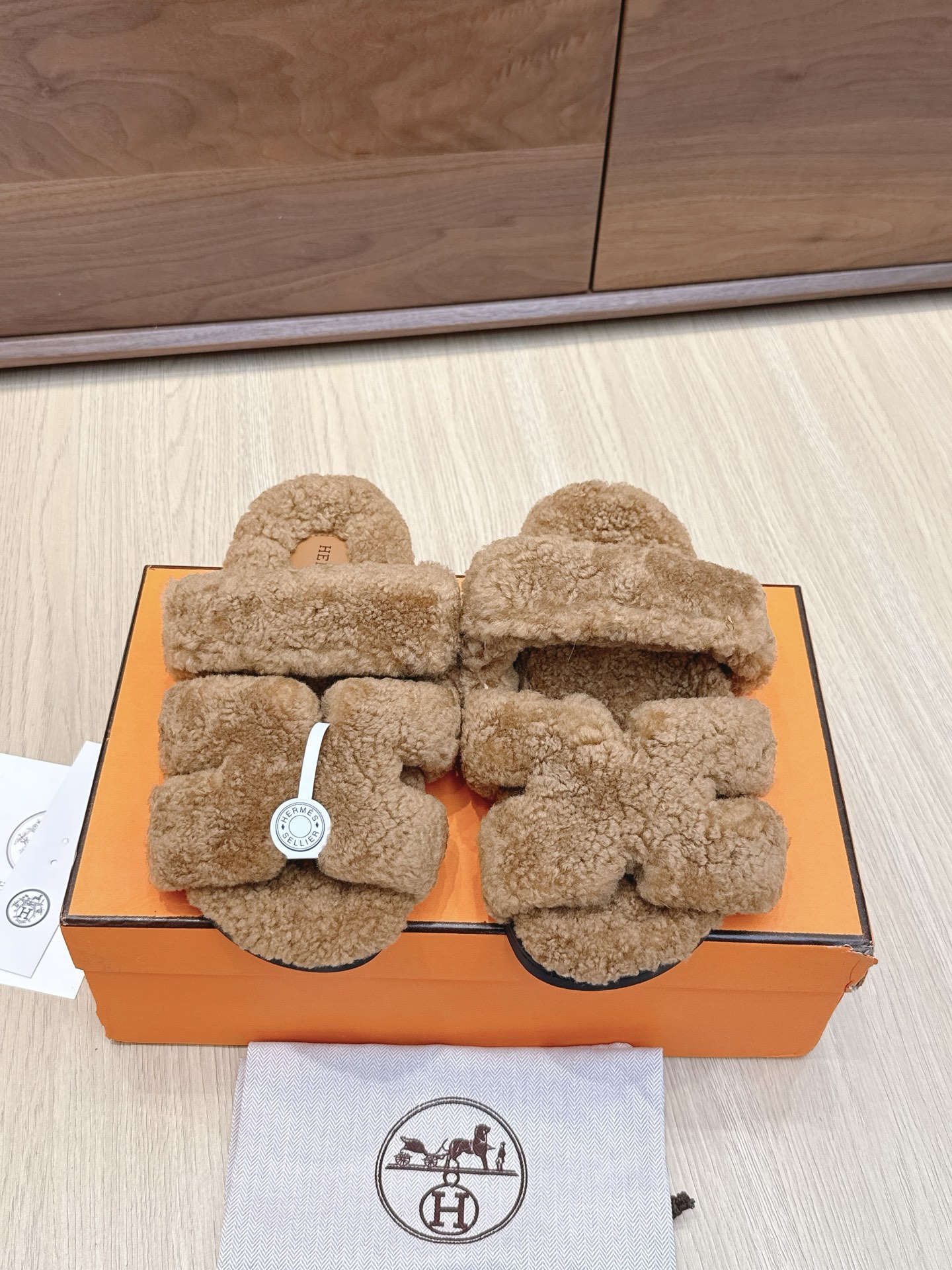 NO:468872,Purchase grade 10 H home fur integrated roll cake with Erjiu drag. This year, all fabrics are made of A+ fur integrated roll cake with fur. Furry. Cute, with cloud-like feel, barefoot or paired with socks. They are all fashionable. The sole is the original molded tpu sole. Size women's size 35-40. Men's size 39-44. Fur shoes and slippers, slippers, socks19860909代购级10 H家皮毛一体卷糕毛二舅拖 今年面料均选用A+皮毛一体卷糕毛 毛茸茸的 敲可爱的,踩云脚感,光脚或者搭配个袜子穿,都时髦的不行哦 鞋底是原版开模tpu鞋底 Size女码35-40 男码39-44,毛毛鞋拖鞋,slippers,socks,Women's Shoes