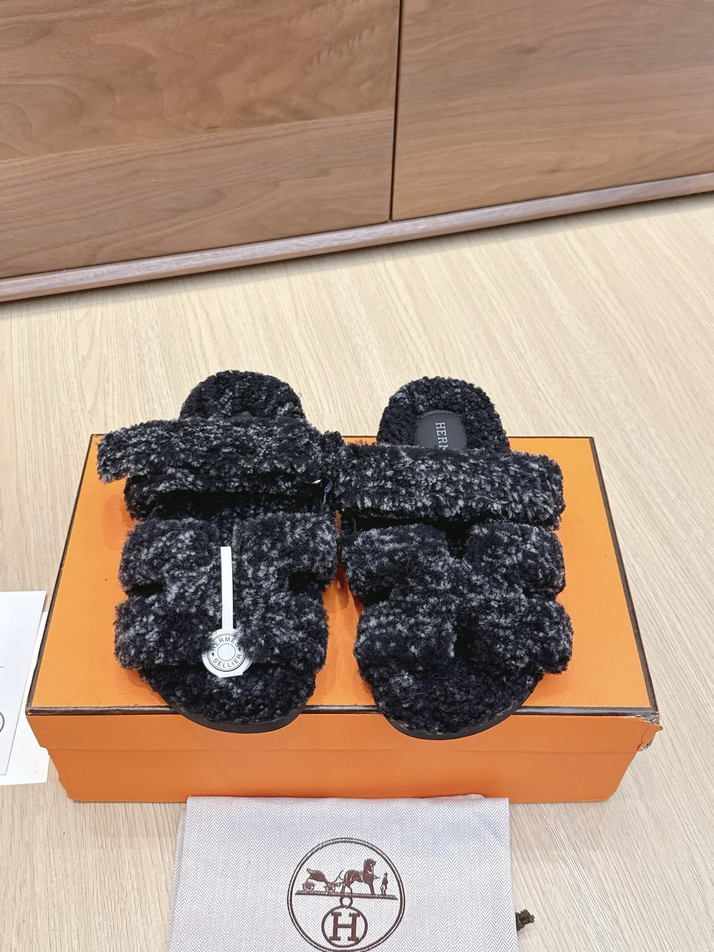 NO:468878,Purchase grade 10 H home fur integrated roll cake with Erjiu drag. This year, all fabrics are made of A+ fur integrated roll cake with fur. Furry. Cute, with cloud-like feel, barefoot or paired with socks. They are all fashionable. The sole is the original molded tpu sole. Size women's size 35-40. Men's size 39-44. Fur shoes and slippers, slippers, socks19860909代购级10 H家皮毛一体卷糕毛二舅拖 今年面料均选用A+皮毛一体卷糕毛 毛茸茸的 敲可爱的,踩云脚感,光脚或者搭配个袜子穿,都时髦的不行哦 鞋底是原版开模tpu鞋底 Size女码35-40 男码39-44,毛毛鞋拖鞋,slippers,socks,Women's Shoes