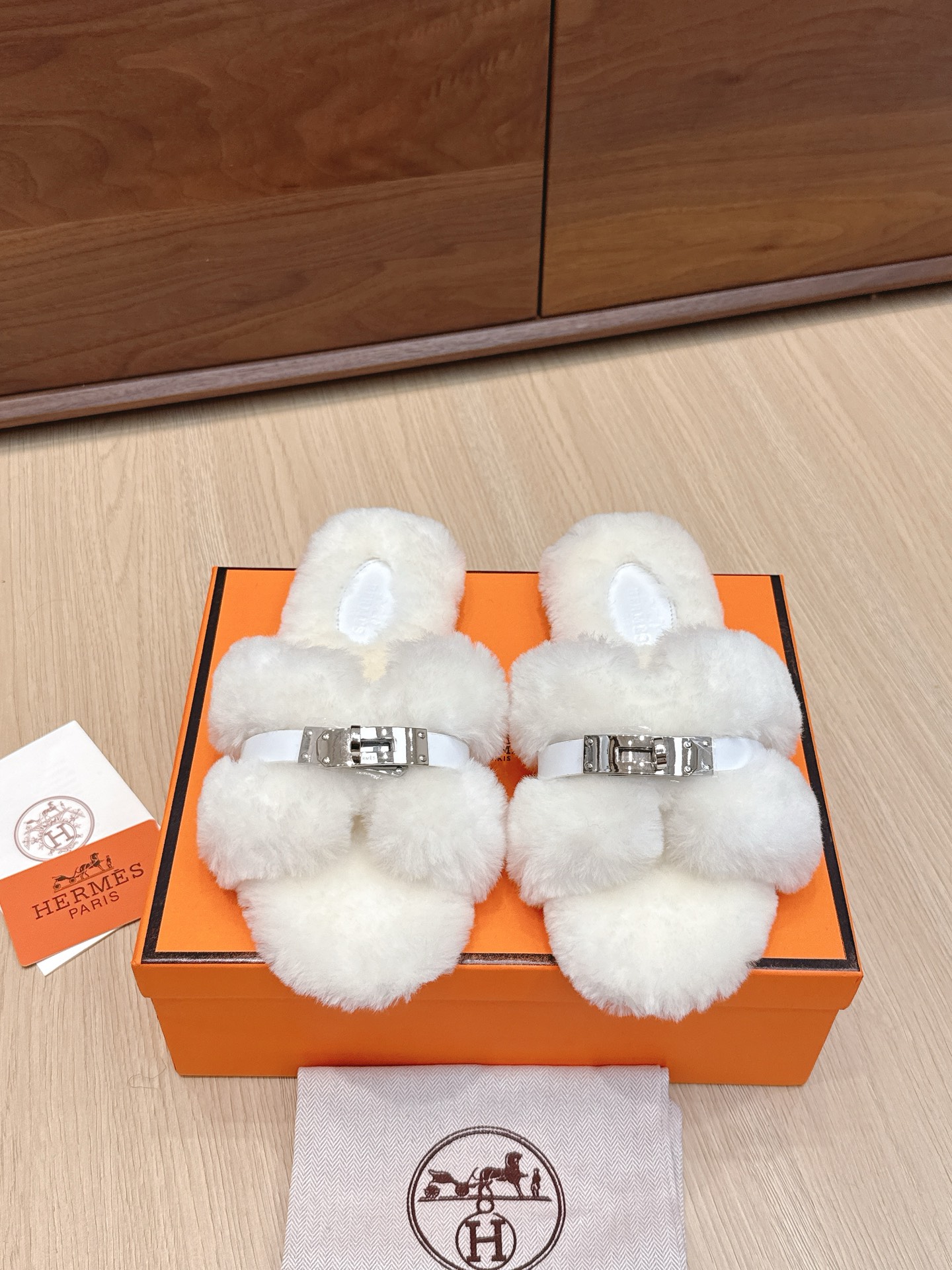 NO:468793,Purchasing grade Hermes oran Maufen Trail Classic sheepskin fur integrated fur slippers, gentle temperament, soft touch, beautiful and warm... Fur integrated material, sole imported cowhide from Italy!  size 35-42, fur shoes slippers, hermes, slippers, cowhide, sheepskin19860909代购级 Hermes oran毛毛拖 经典羊皮毛一体毛毛拖鞋,温婉的气质,柔软的触感,好看又保暖…… 皮毛一体材质,鞋底意大利进口牛皮！ size 35-42,毛毛鞋拖鞋,hermes,slippers,cowhide,sheepskin,Women's Shoes
