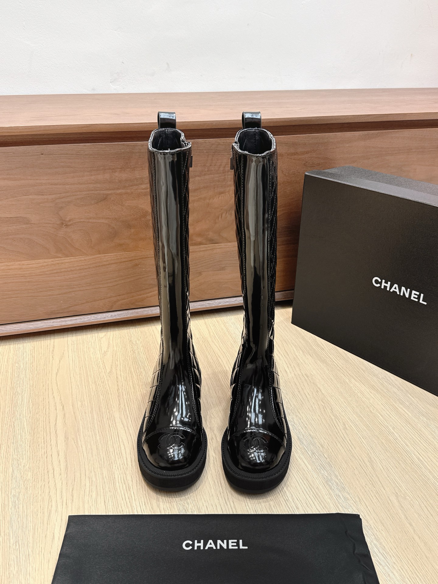 NO:468792,Purchase level # Chanel's new autumn and winter knight boots are simple, fashionable, personal and atmospheric!  Natural and smooth beauty, a kind of beauty that stuns the time, and you should also show your long legs in winter~ Choose calfskin material, water-dyed cowhide, Italian leather sole, heel height 3cm Size#35-39 (40 custom-made, non-return and exchange), boots, chanel, boots, cowhide, Leather soles19860909代购级 # 香奈儿秋冬新款骑士短靴 简约时尚个性又大气！自然流畅的美感,有种惊艳了时光的美感,冬日也要展现大长腿～ 选用小牛皮材质 水染牛皮里 意大利真皮大底 跟高3cm Size#35-39（40定制不退换）,靴子,chanel,boots,cowhide,Leather soles,Women's Shoes