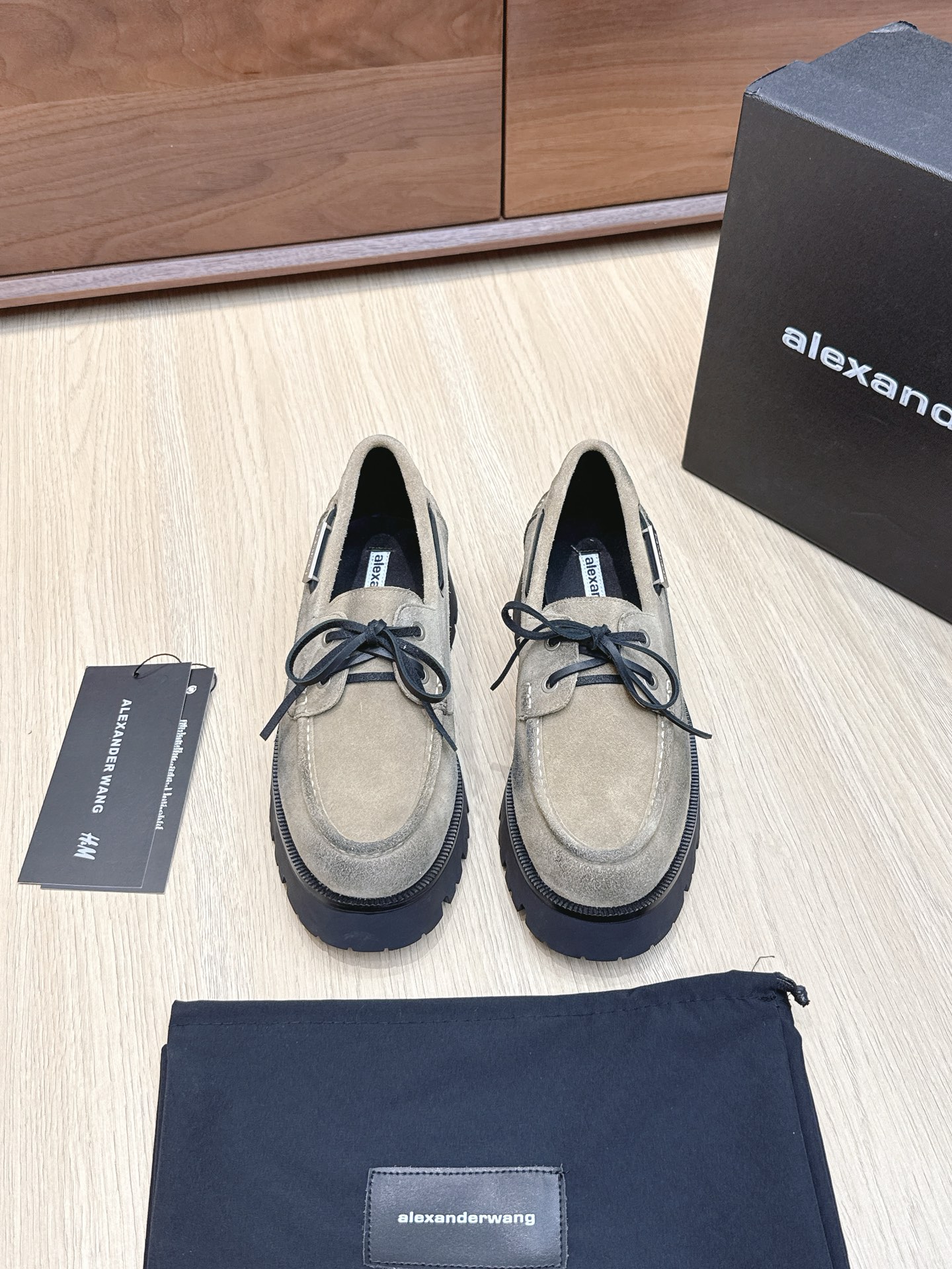 NO:468786,Purchasing grade Alexander Wang aw carter Jennie This pair of thick-soled loafers is amazing. The same loafers come from the HaileyBieber shoes!  Compared with the previous old models and your family, the new model looks taller and slimmer. In addition to the classic black, there is also burgundy, which is both low-key and useless color matching. Bright Pipi Ge is paired with the iconic brand metal logo, and the 5cm thick bottom design can easily have long legs!  Size35-39 (40/41 custom-made non-return and exchange), loafers, alexander wang, cartier, loafers19860909代购级 Alexander Wang aw carter Jennie 大王这双厚底乐福鞋好绝,同款乐福鞋来自亚力山大王 HaileyBieber撞鞋！ 新款相比之前的老款和你家的显高显瘦,除了经典黑色外,还有酒红色,都是低调白搭的配色 亮皮皮哥搭配标志性的品牌金属徽标,加上5cm厚底设计轻松拥有大长腿！Size35-39（40/41定制不退换）,乐福鞋,alexander wang,cartier,loafers,Women's Shoes