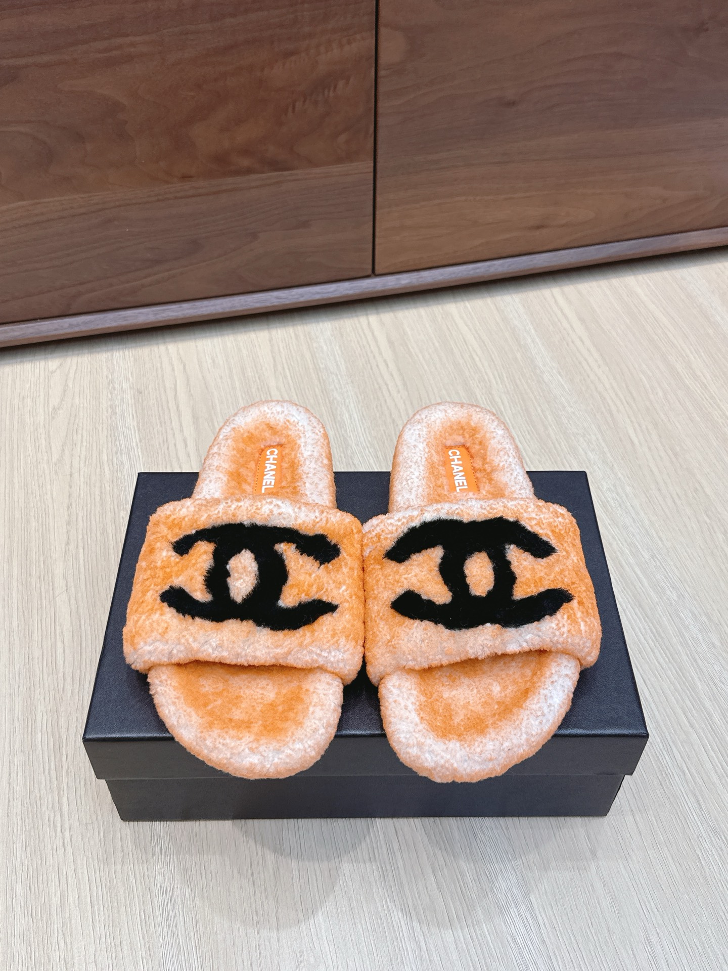 NO:468799,Purchasing grade Chanel classic four-season double C fur slippers!  This fleece is really cute~ Soft and fluffy fur, comfortable and warm feet! Increase height to make your legs look longer! It is casual and lazy with socks in autumn and winter. It looks beautiful and fashionable! It is so beautiful! Imported wool, delicate and soft and silky feel Eva foamed sole Size#35-39 (customized on 40/41), fleece slippers, chanel, slippers, socks19860909代购级 Chanel 经典四季双C毛毛拖鞋！这款毛拖真的是真太可爱了～ 柔软蓬松的毛毛,舒服暖脚! 增高显腿长! 秋冬搭配袜子休闲又慵懒 上脚真的好看又时髦!美腻美爆了! 进口羊毛,手感细腻柔软丝滑 Eva发泡大底 Size#35-39（40/41定制）,毛毛鞋拖鞋,chanel,slippers,socks,Women's Shoes