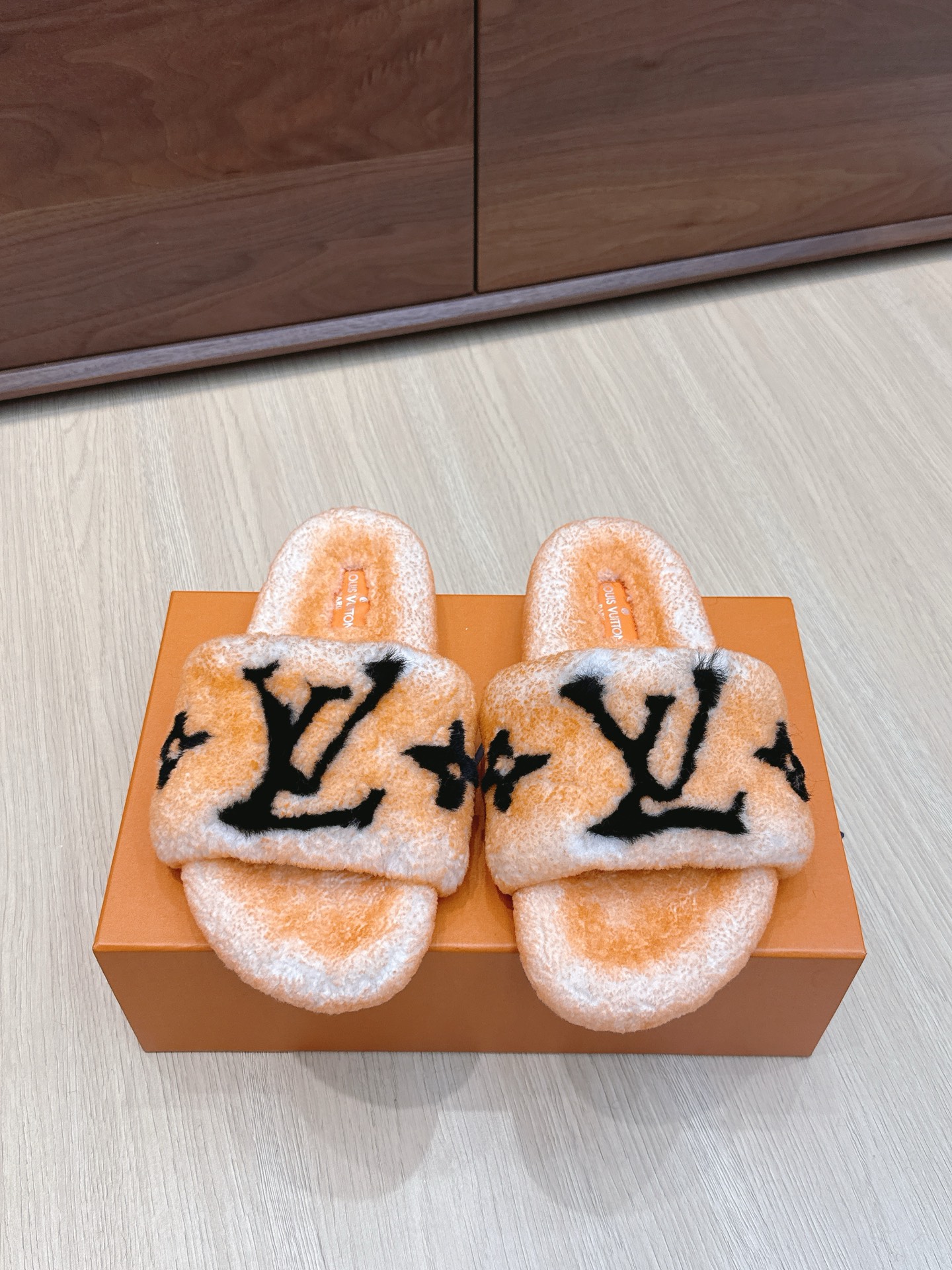 NO:461909,Purchase grade Louis Vuitton LV donkey brand Teddy lamb wool slippers This Paseo Comfort flat-sole wool is made of delicate wool as wide LV letters and Monogram flowers, and is wrapped with a wool sole and is paired with a light tread rubber outsole, suitable for both indoor and outdoor wear. The rice is super warm, and it feels like stepping on a cloud to make the whole wool integrated, exquisite and high-end!  Let the price of this pair of hair increase sharply!  The sole is an anti-slip rubber sole of the original mold, which is very easy to wear and not slip. The delivery counter is exquisitely packaged. Fabric: fur integrated lamb fur. imported lamb fur. Sole original molded rubber foam sole. Size: 35-41 (customized for 40.41), fur shoes and slippers, louis vuitton, louis vuitton, louis vuitton, louis vuitton, louis vuitton, louis vuitton, louis vuitton, slippers19860909代购级 Louis Vuitton路易威登 LV驴牌 泰迪 羊羔毛拖鞋 本款 Paseo Comfort 平底毛拖采用细腻羊毛为宽幅 LV 字母和 Monogram 花卉,再以羊毛鞋底围裹轻柔暖意,搭配轻盈胎面橡胶外底,室内户外穿着皆宜.米超温暖的感觉,穿上仿佛踩在云朵上整张羊毛一体制作,精致高级！让这双毛拖身价陡增！鞋底是原版开模的防滑橡胶大底,非常好穿不打滑 配送专柜精美包装 面料:皮毛一体羊羔毛 垫脚进口羊羔毛 鞋底原版开模橡胶发泡大底 Size:35－41（40.41定做）,毛毛鞋拖鞋,louis vuitton,louis vuitton,louis vuitton,louis vuitton,slippers,Women's Shoes